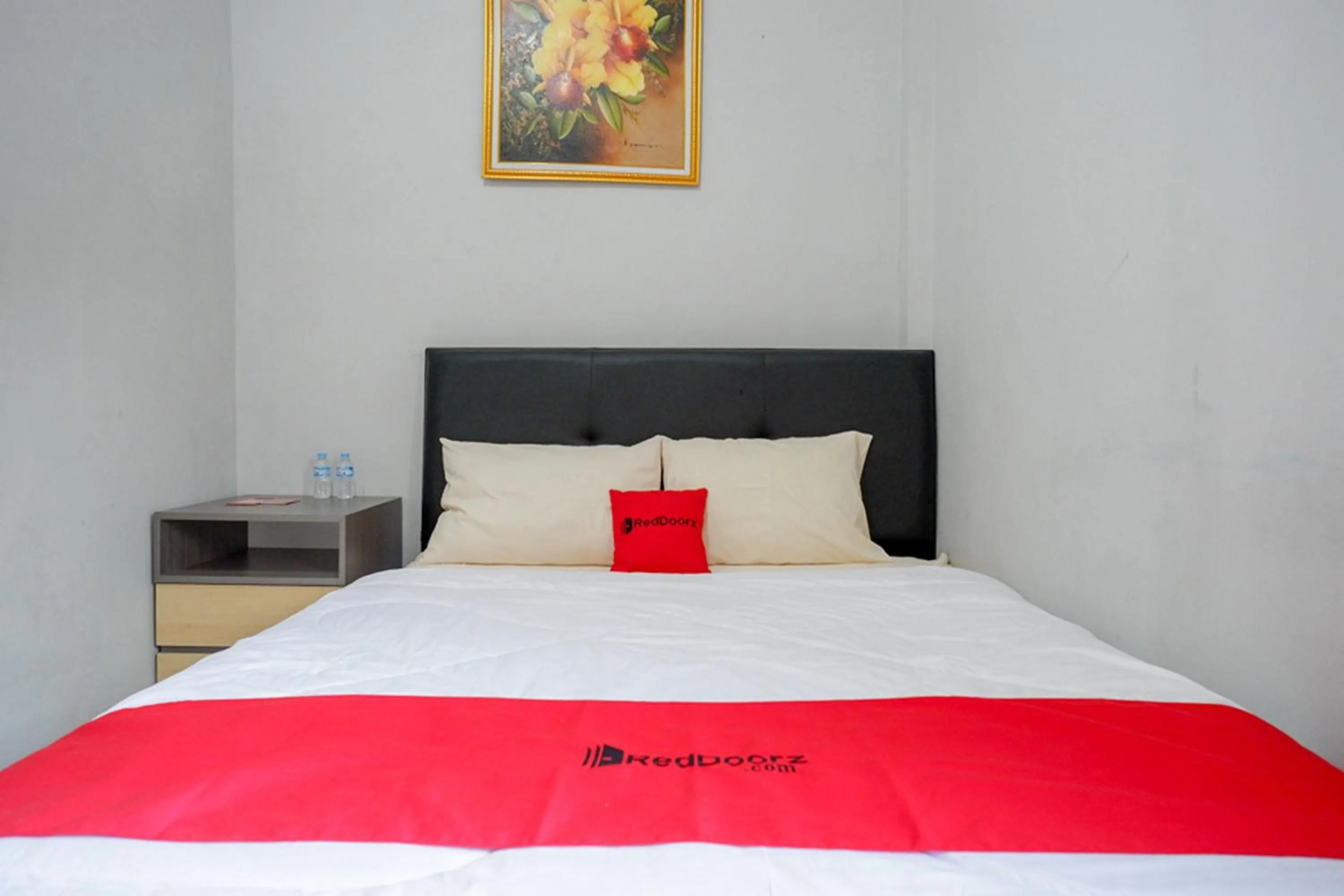 Bedroom, Bed in RedDoorz near Jalan Adi Sucipto Solo
