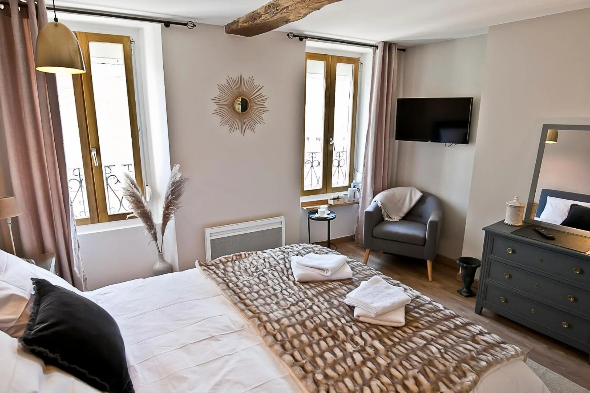 Bed in Meublé de tourisme, Les chambres du Beffroi