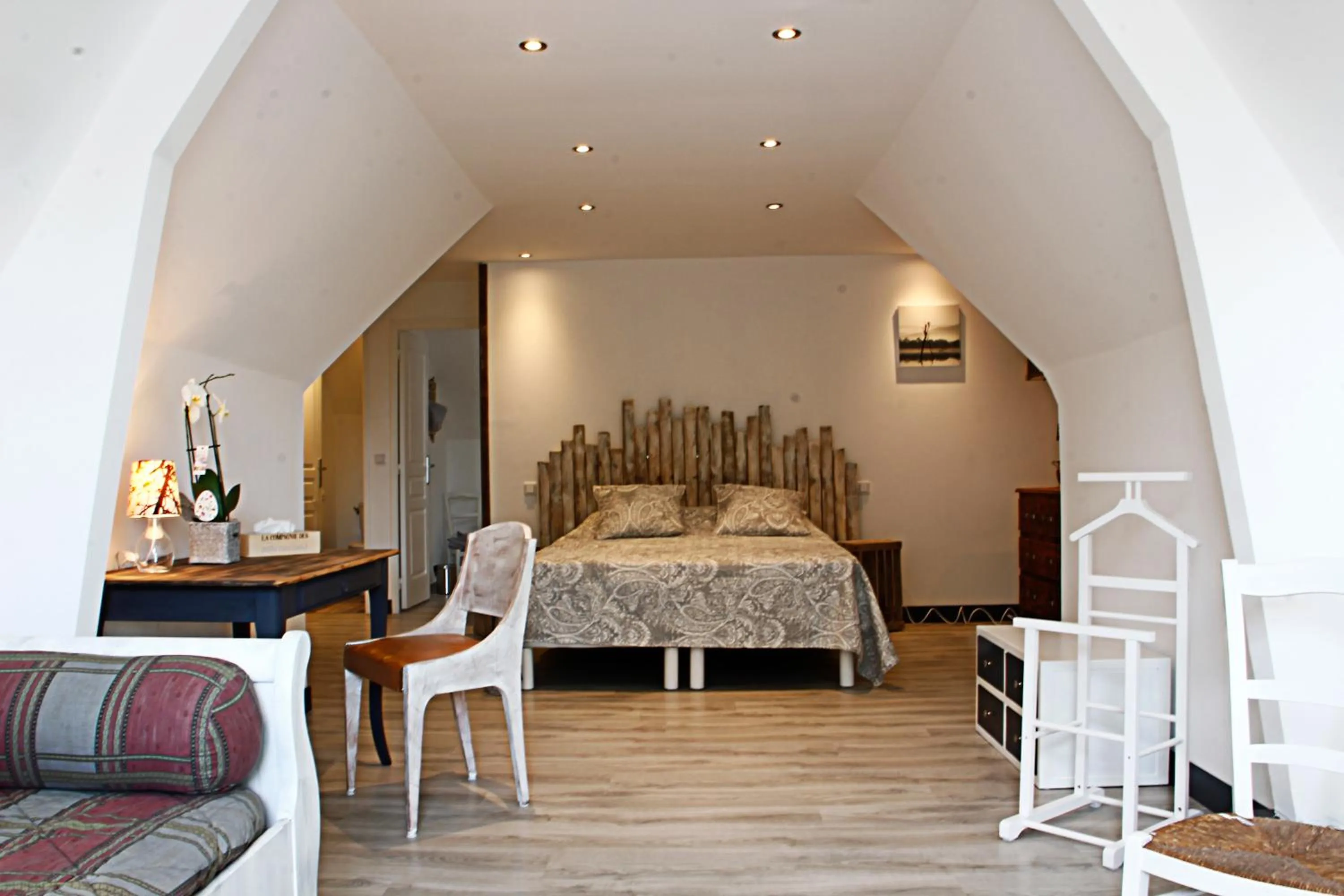 Photo of the whole room, Bed in LA VEUZAINE