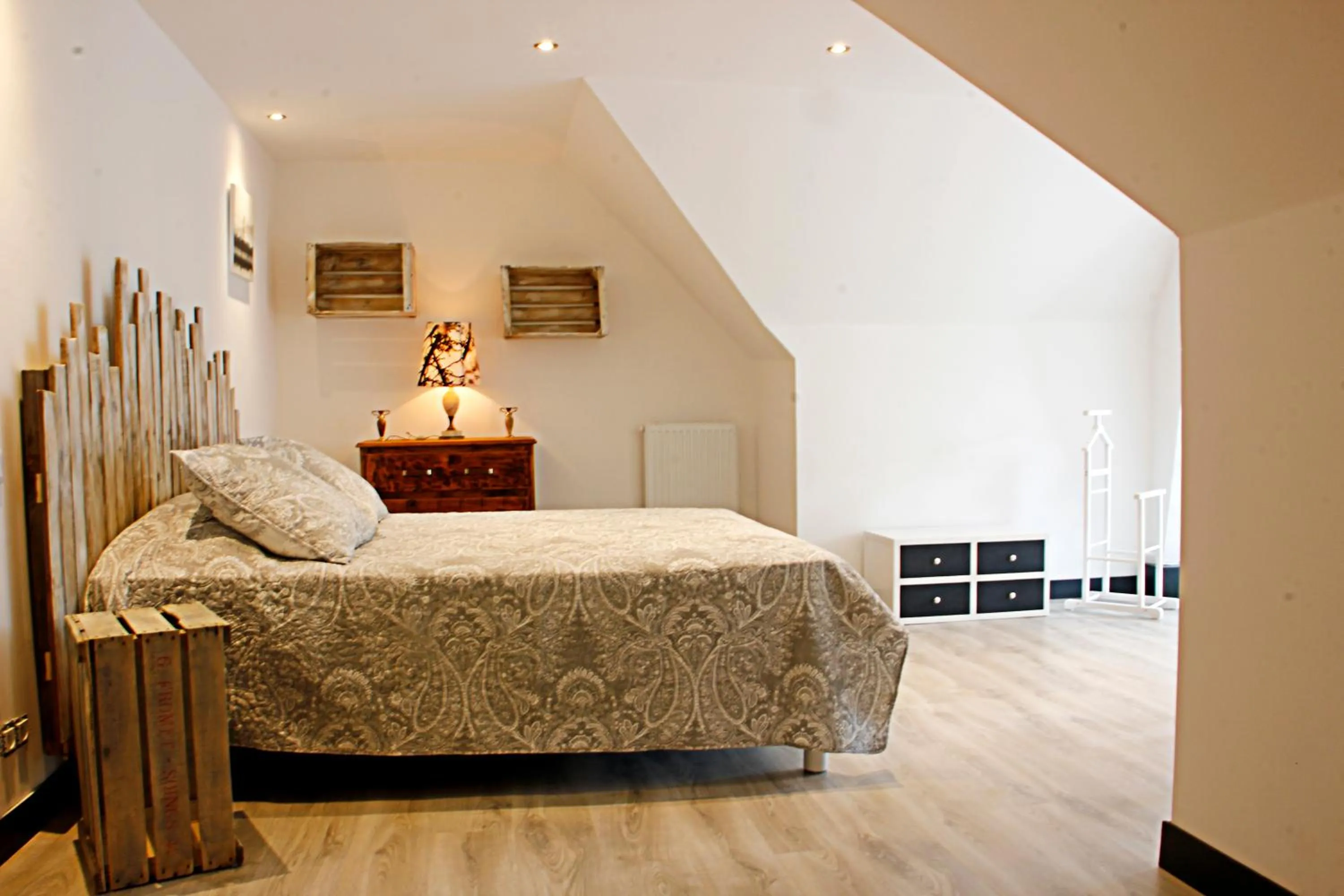 Bedroom, Bed in LA VEUZAINE