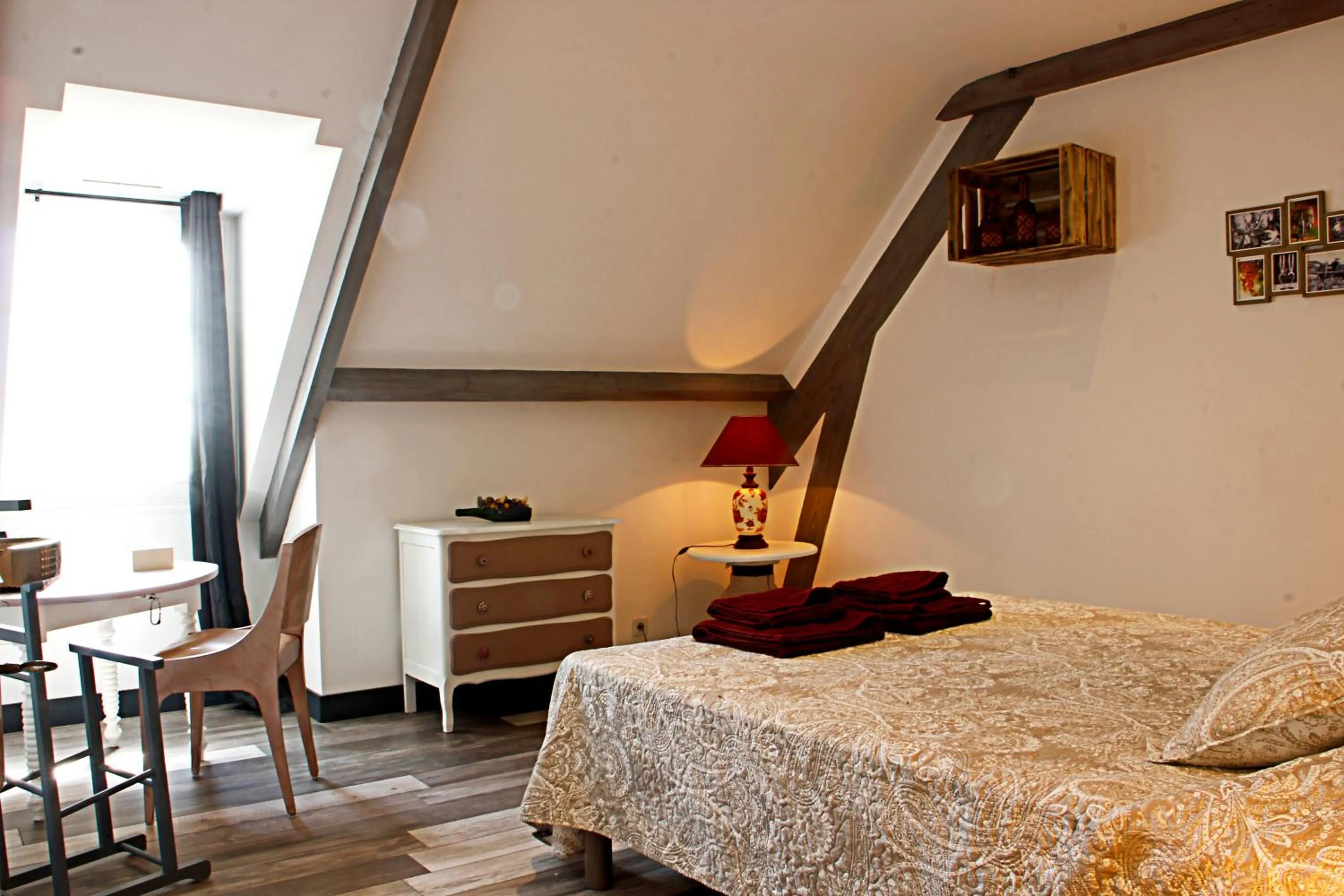 Photo of the whole room, Bed in LA VEUZAINE