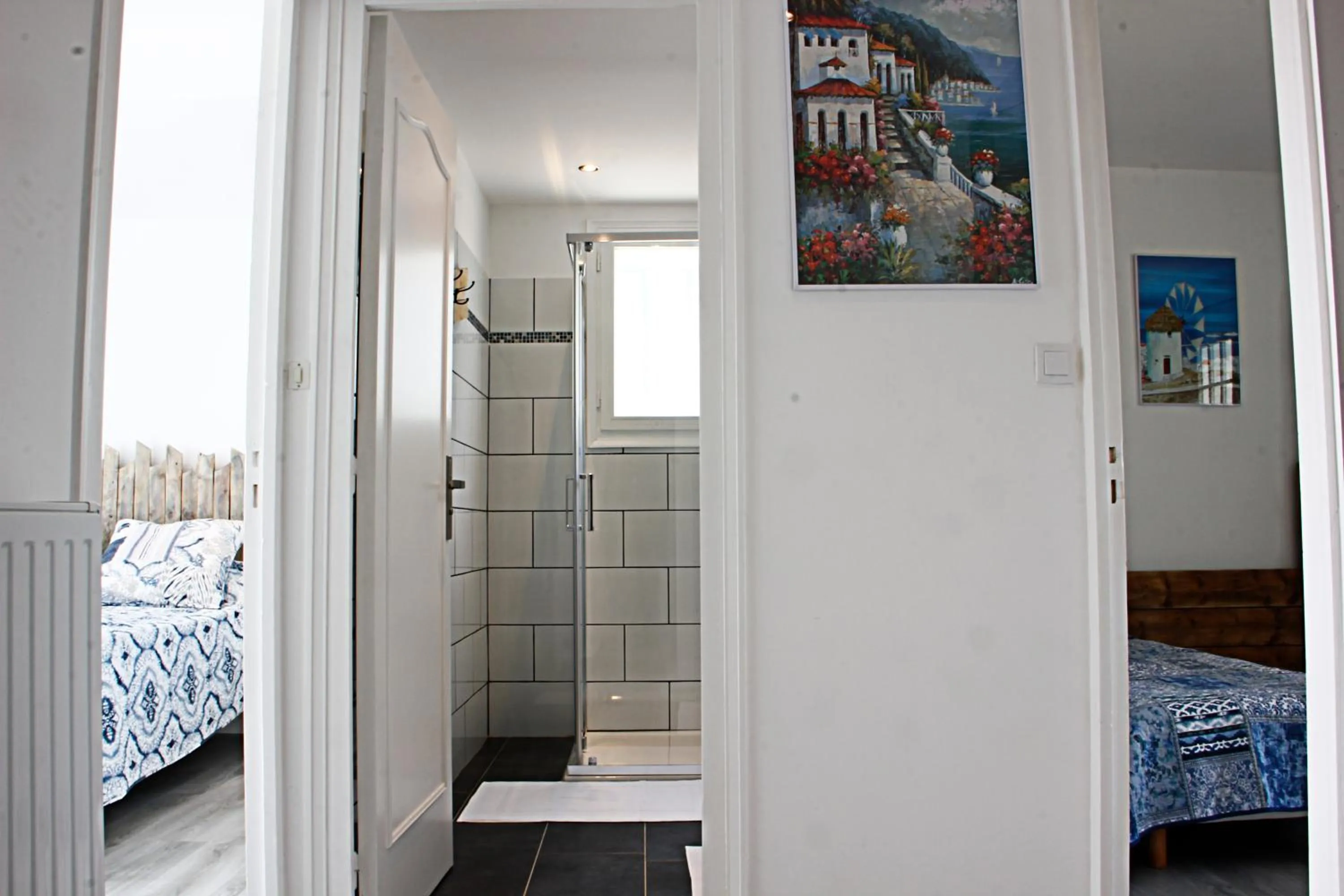 Bathroom, Bed in LA VEUZAINE