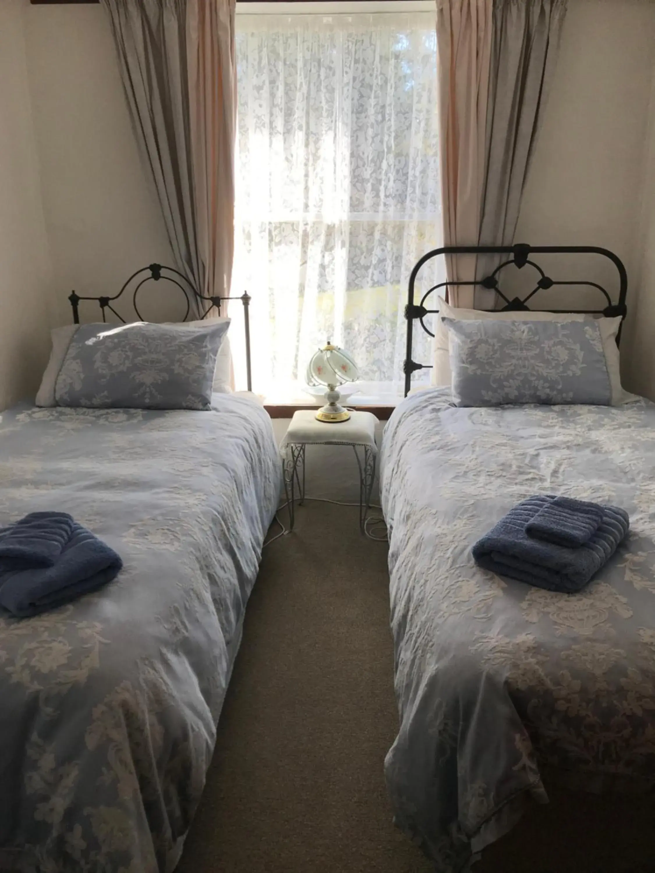 Twin Room with Garden View - single occupancy in Tophouse Historical Inn Bed and breakfast Twin Room with Garden View - single occupancy in Tophouse Historical Inn Bed and breakfast