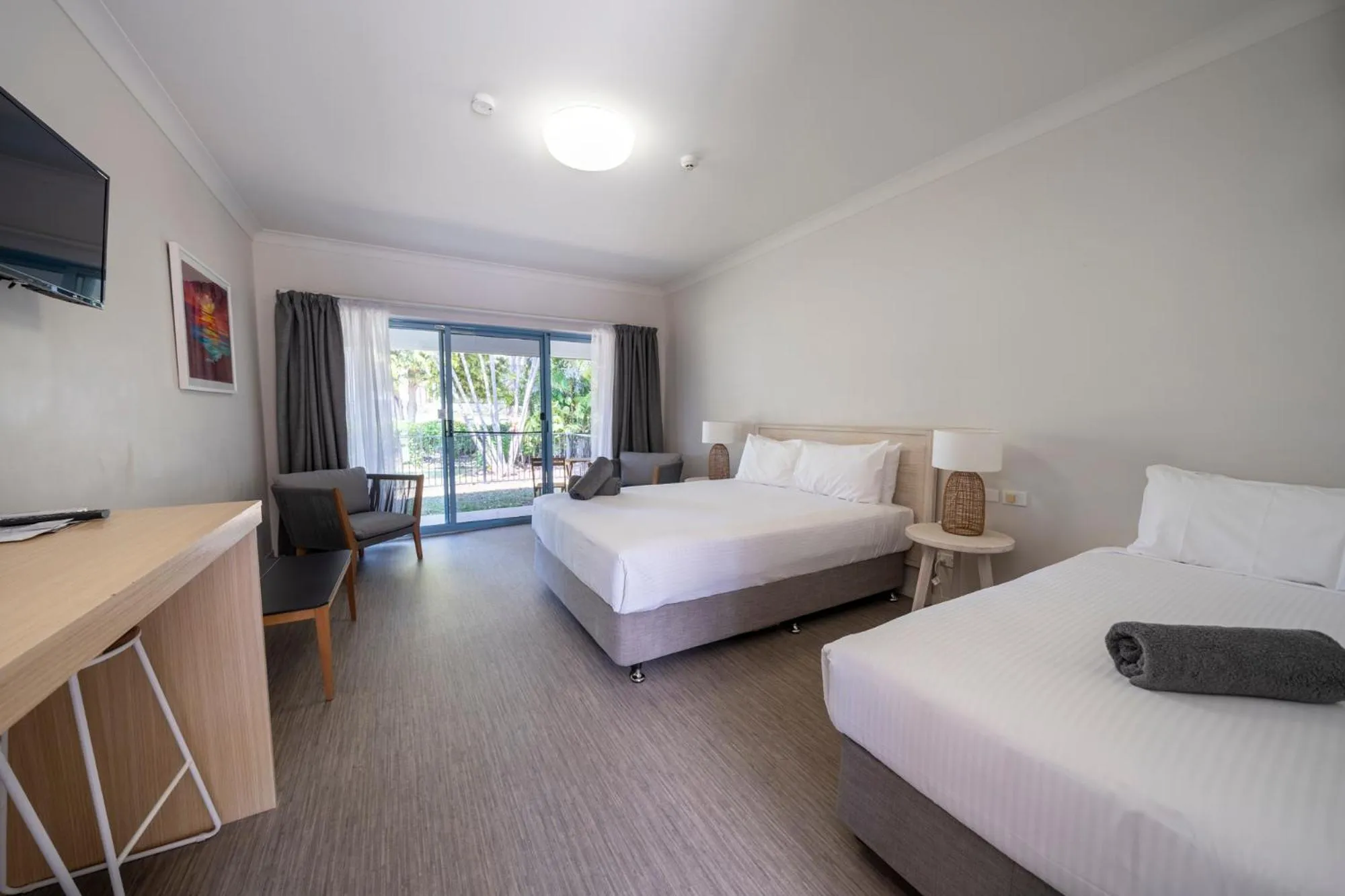 Communal lounge/ TV room, Bed in Woolgoolga Coast Motel
