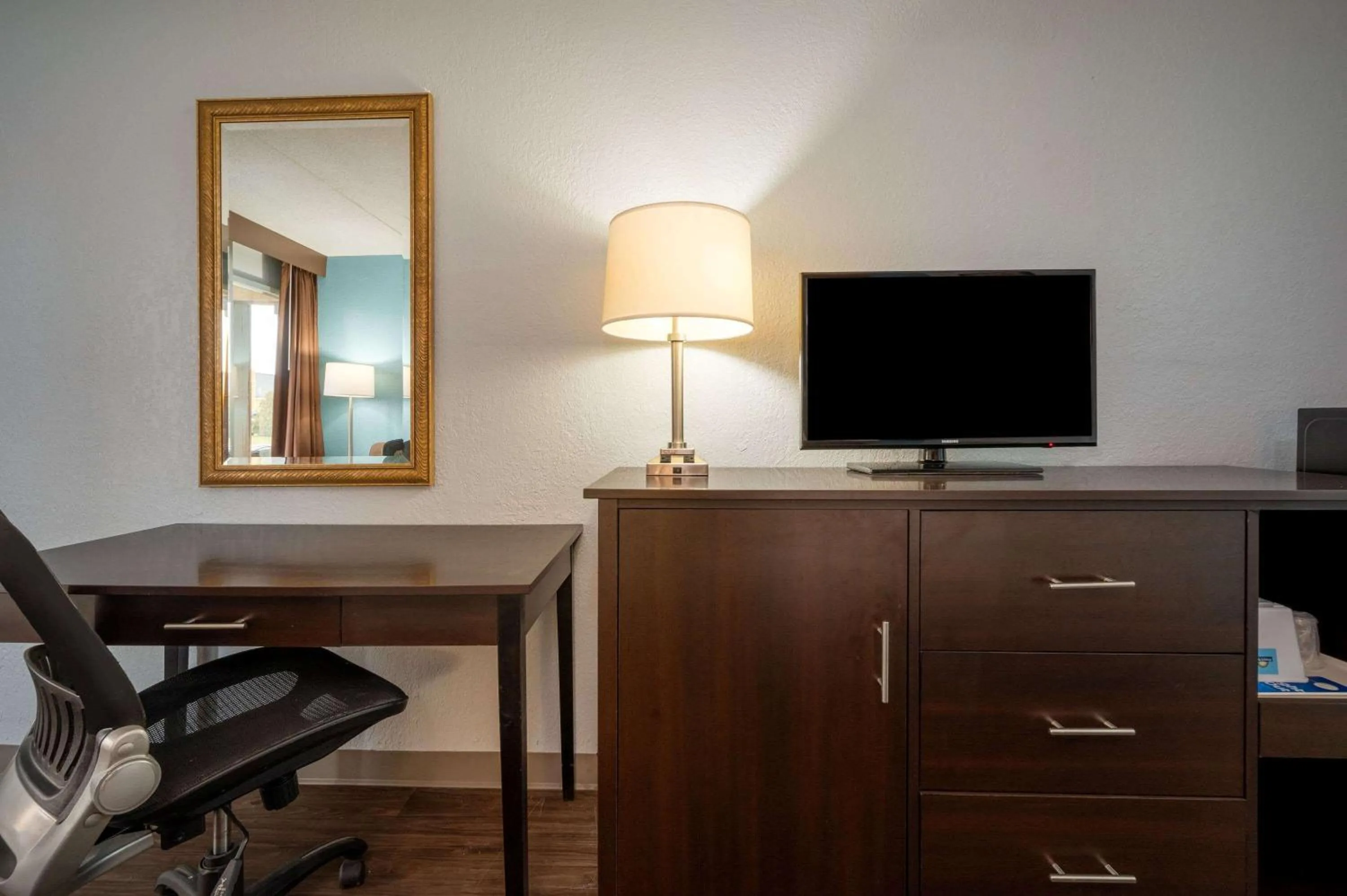 Photo of the whole room in Days Inn by Wyndham Perrysburg Toledo