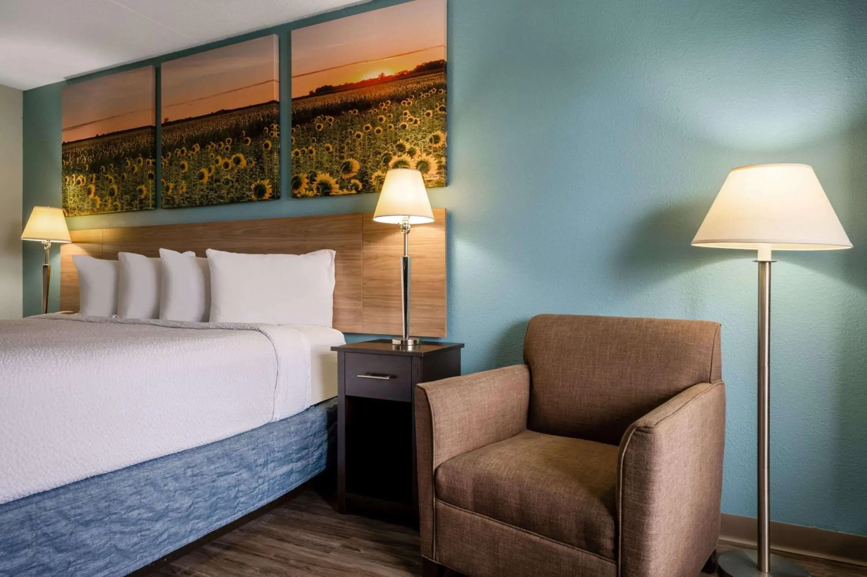 Photo of the whole room, Bed in Days Inn by Wyndham Perrysburg Toledo Photo of the whole room, Bed in Days Inn by Wyndham Perrysburg Toledo