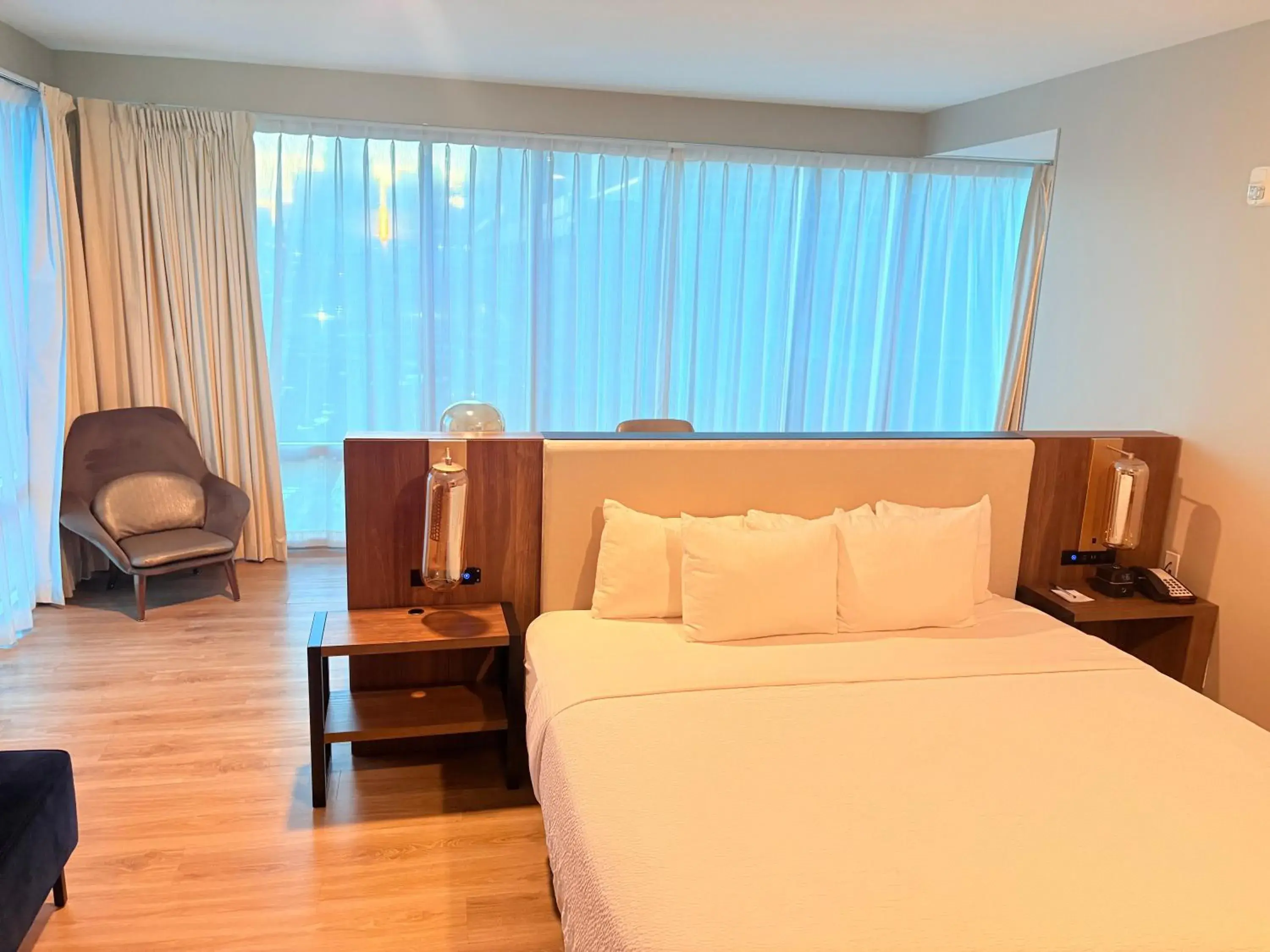 Corner Studio King Suite with Tub with Grab Bars - Mobility Accessible/Non-Smoking in La Quinta Inn & Suites by Wyndham Nashville Downtown Stadium Corner Studio King Suite with Tub with Grab Bars - Mobility Accessible/Non-Smoking in La Quinta Inn & Suites by Wyndham Nashville Downtown Stadium