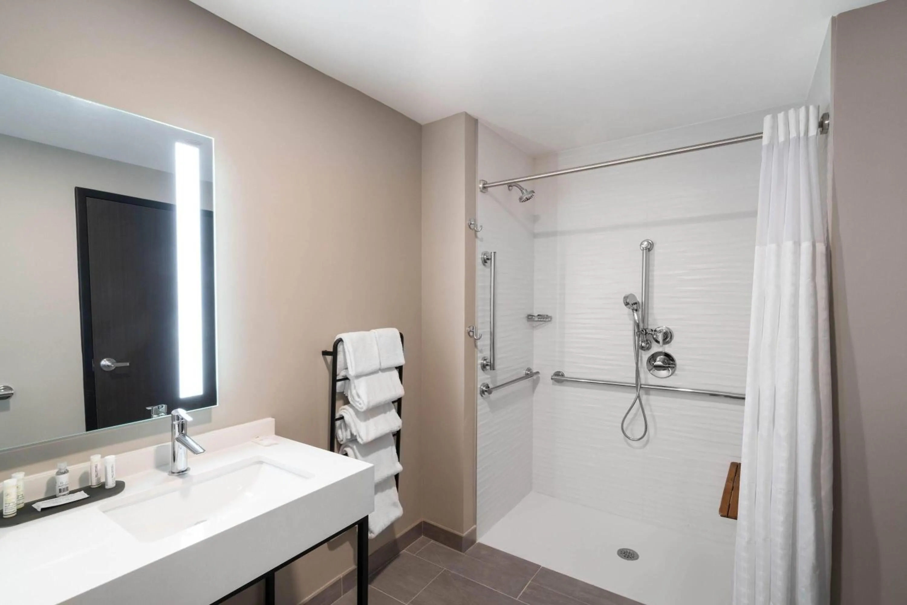 Shower in La Quinta Inn & Suites by Wyndham Nashville Downtown Stadium