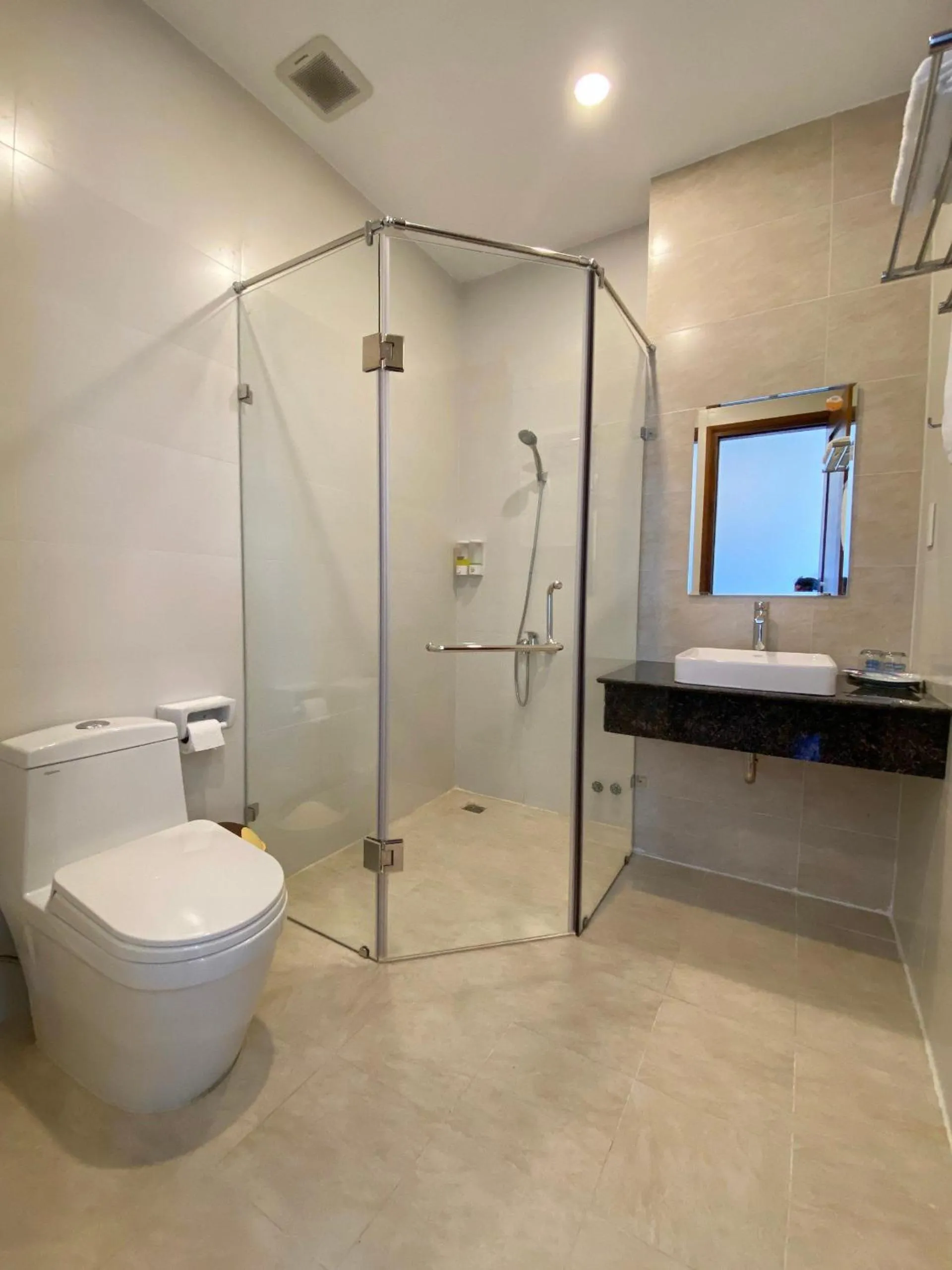 Shower in Thanh Loan 2 Da Lat Hotel