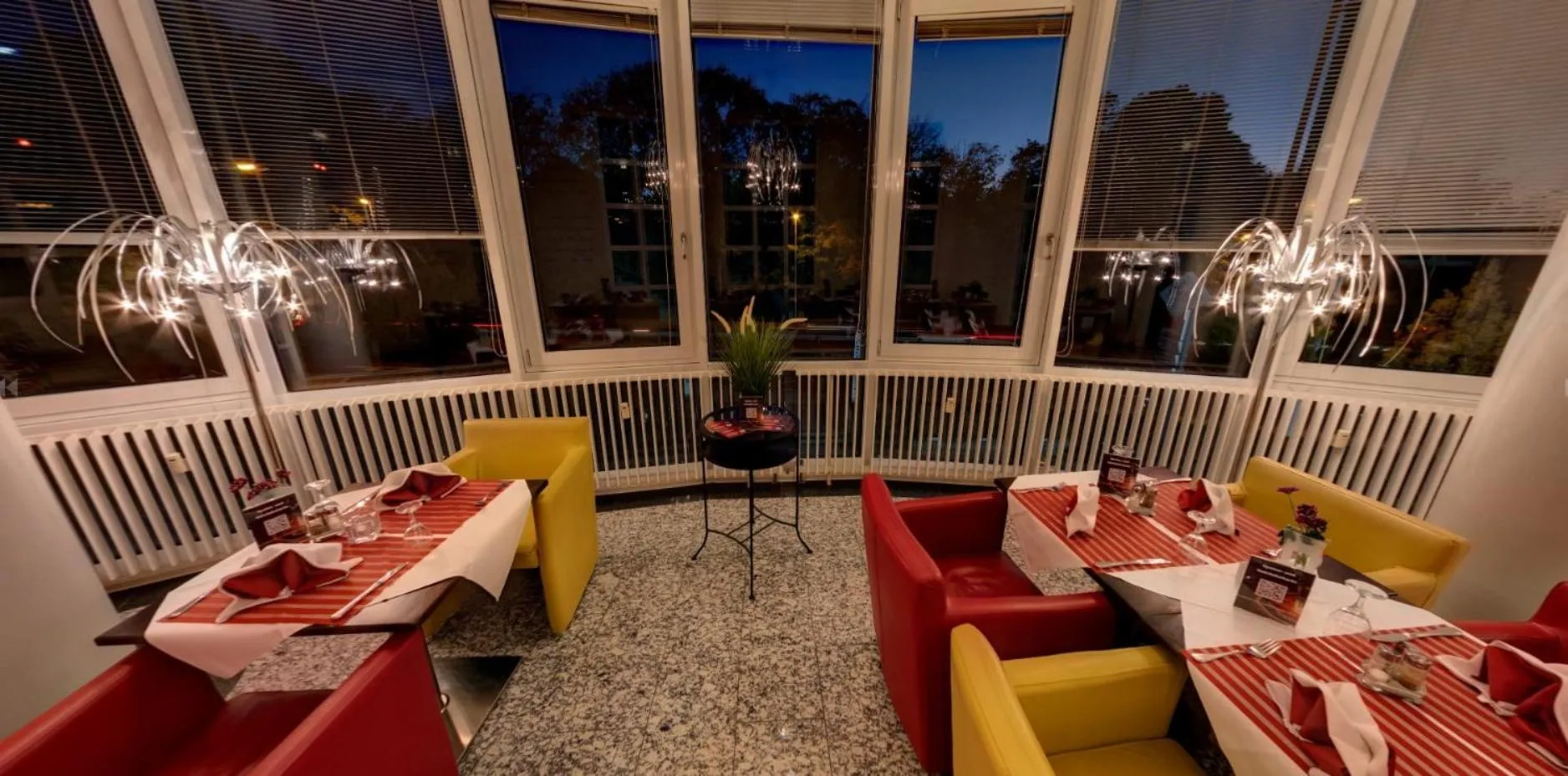 Restaurant/places to eat in Business-Hotel Artes