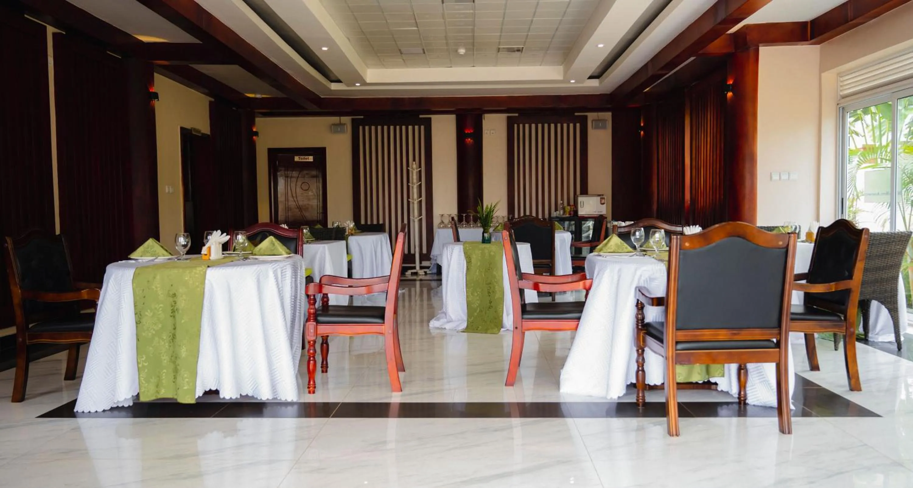 Restaurant/places to eat in Madras Hotel and Apartments