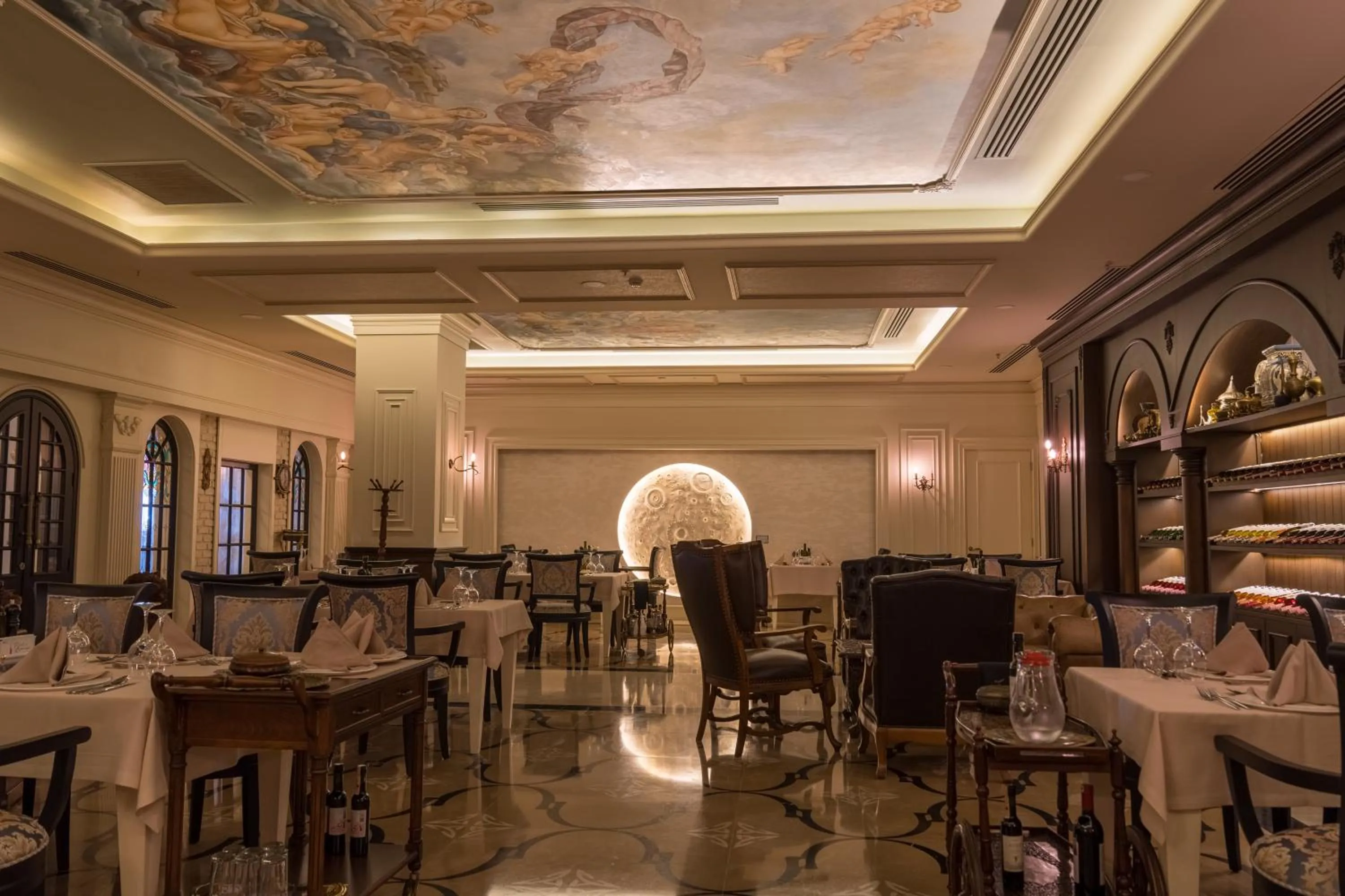 Restaurant/places to eat in Castival Hotel