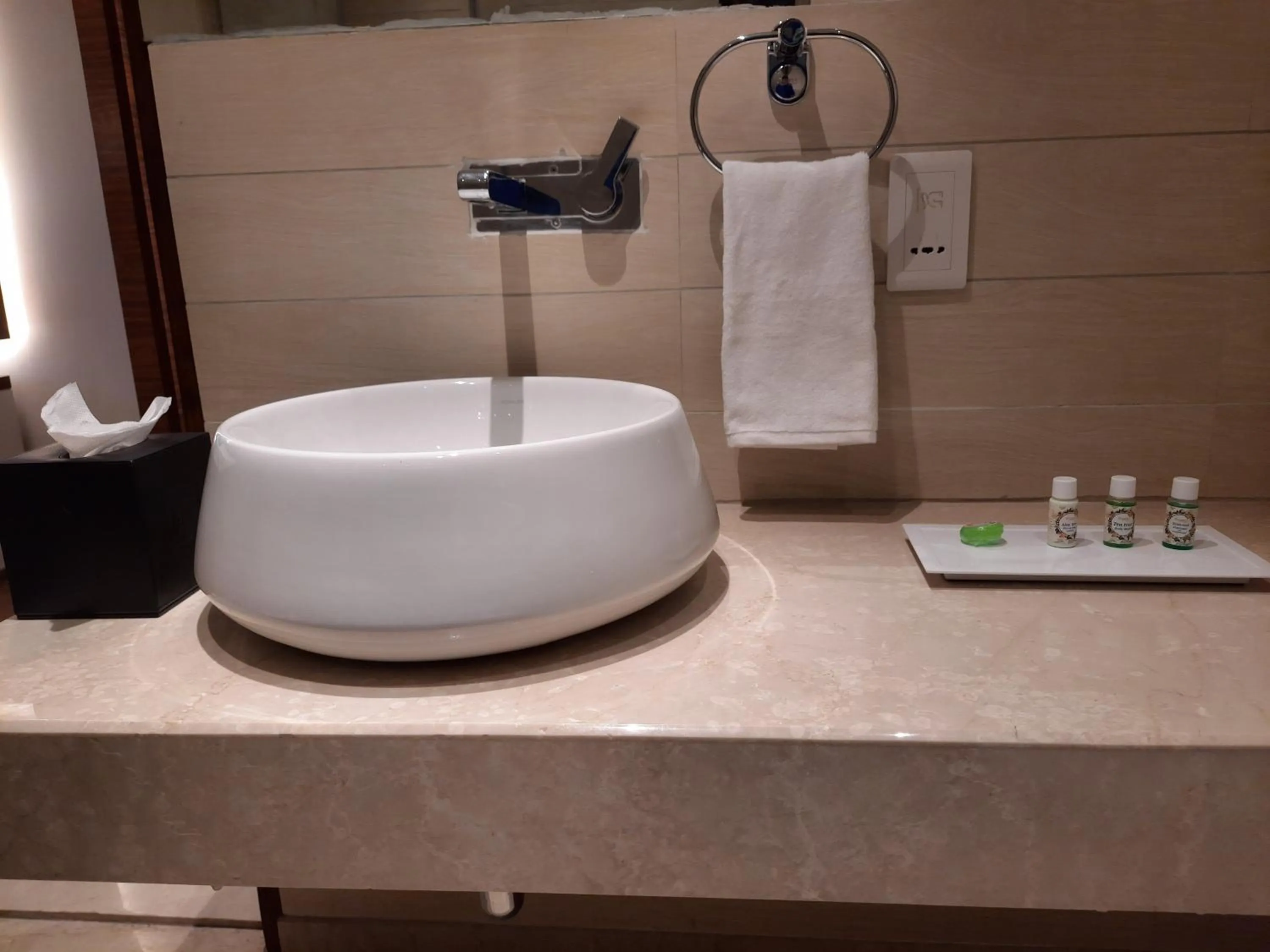 Bathroom in Jay Clarks Exotica