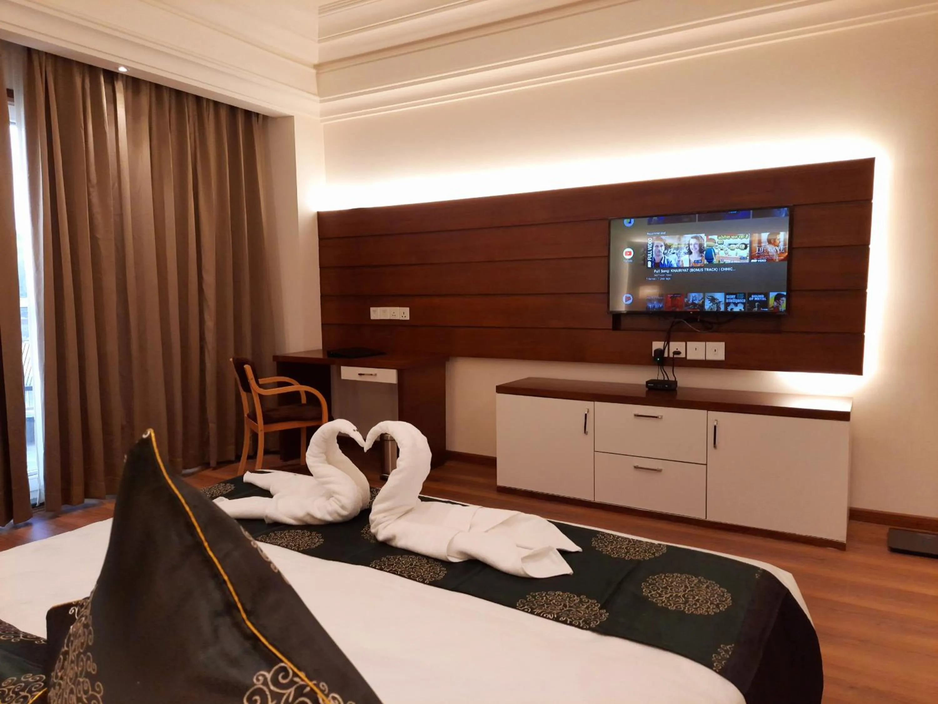 Photo of the whole room, Bed in Jay Clarks Exotica