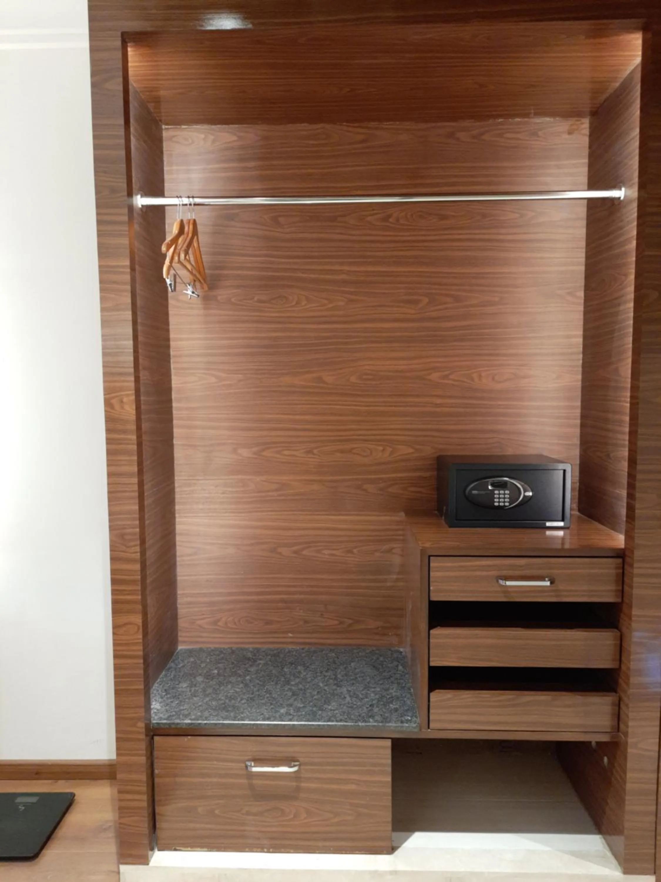 Guests in Jay Clarks Exotica