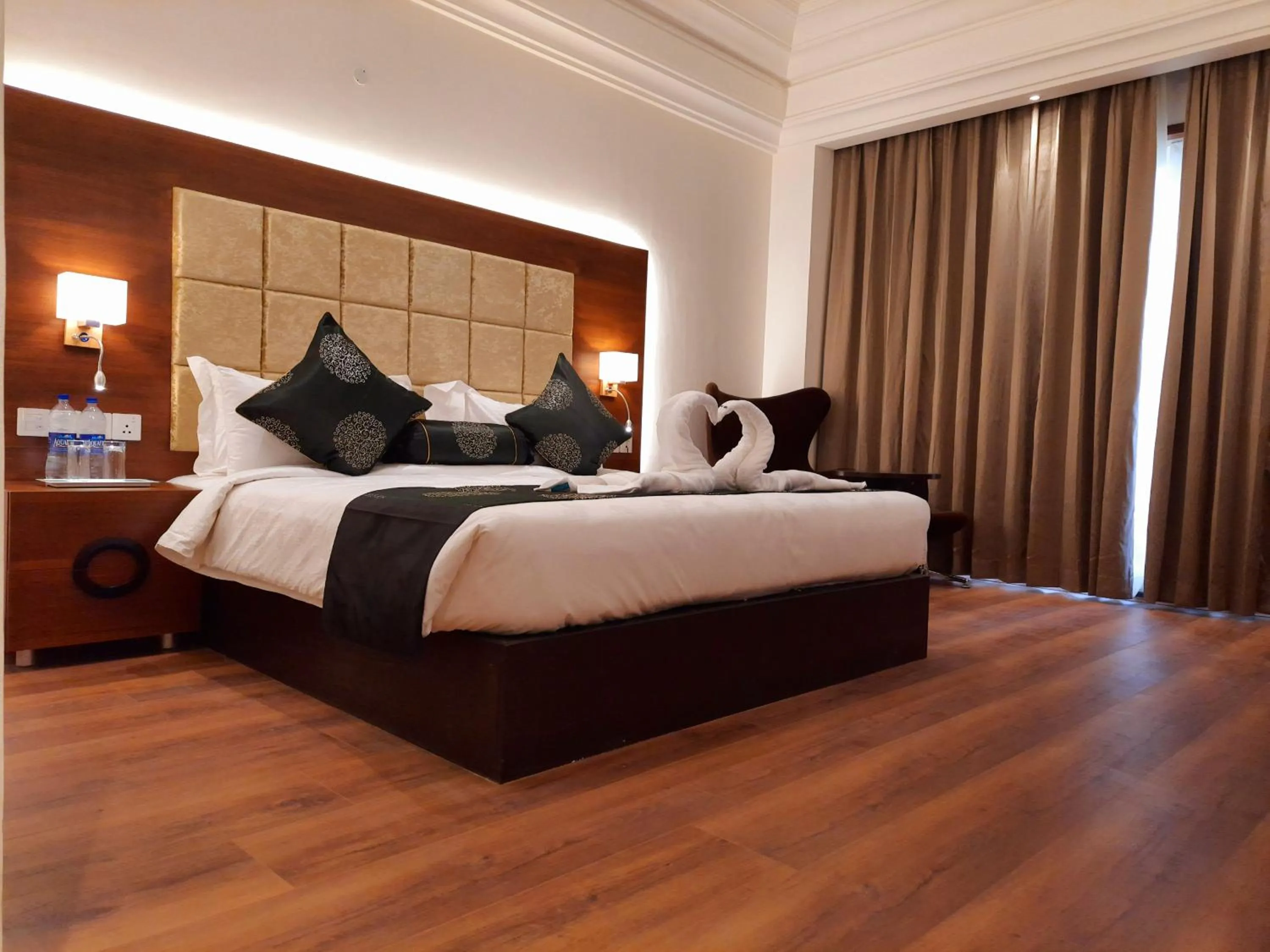 Photo of the whole room, Bed in Jay Clarks Exotica