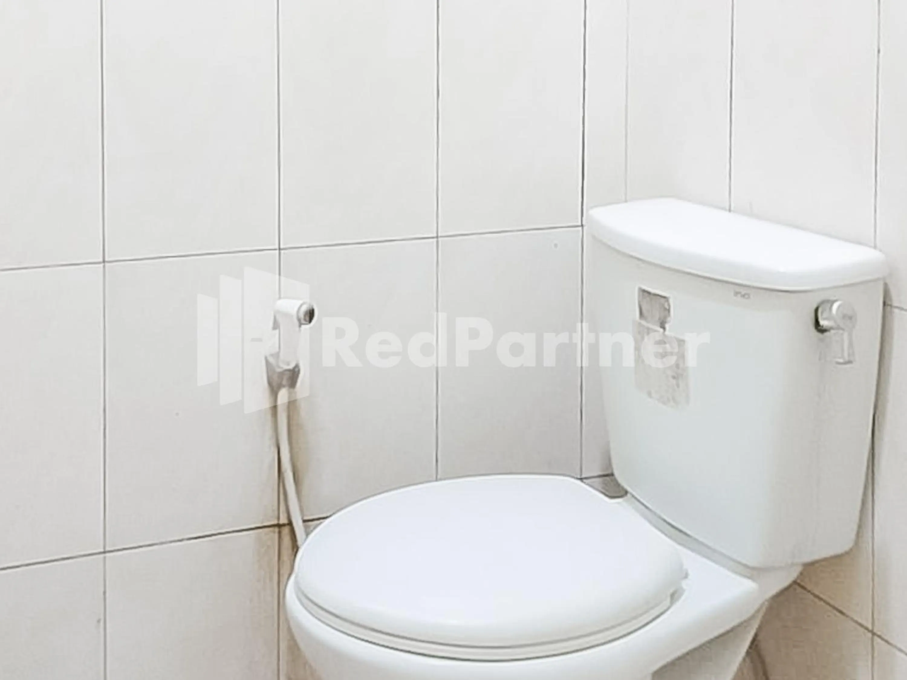 Bathroom in Indah Savana Hotel Mitra RedDoorz