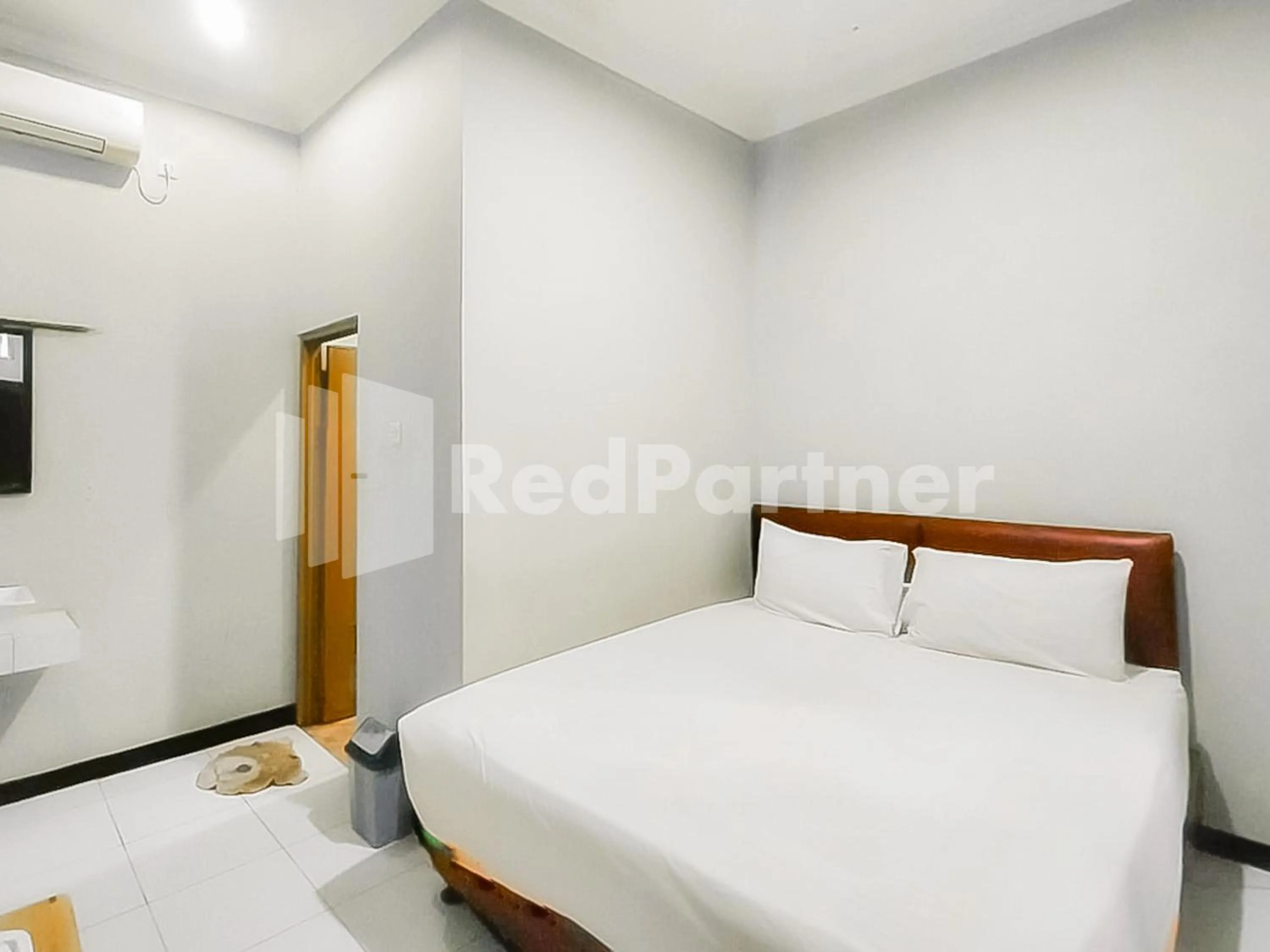 Bedroom, Bed in Indah Savana Hotel Mitra RedDoorz