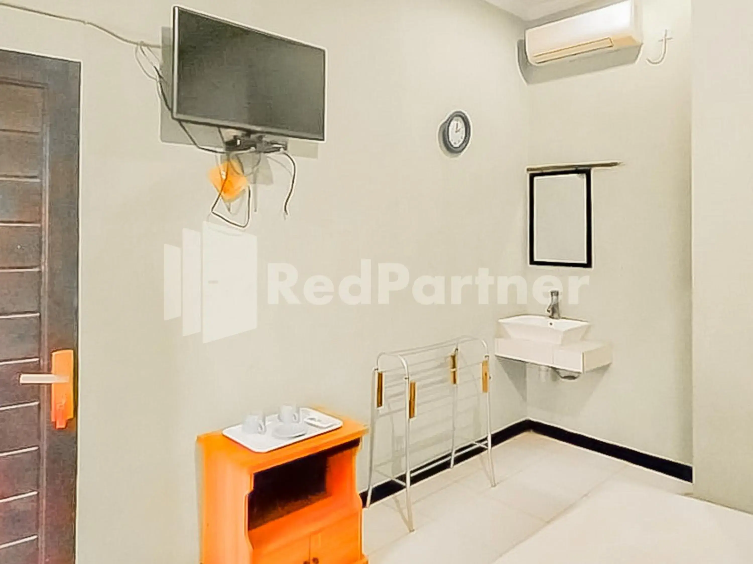 TV and multimedia, Bed in Indah Savana Hotel Mitra RedDoorz TV and multimedia, Bed in Indah Savana Hotel Mitra RedDoorz