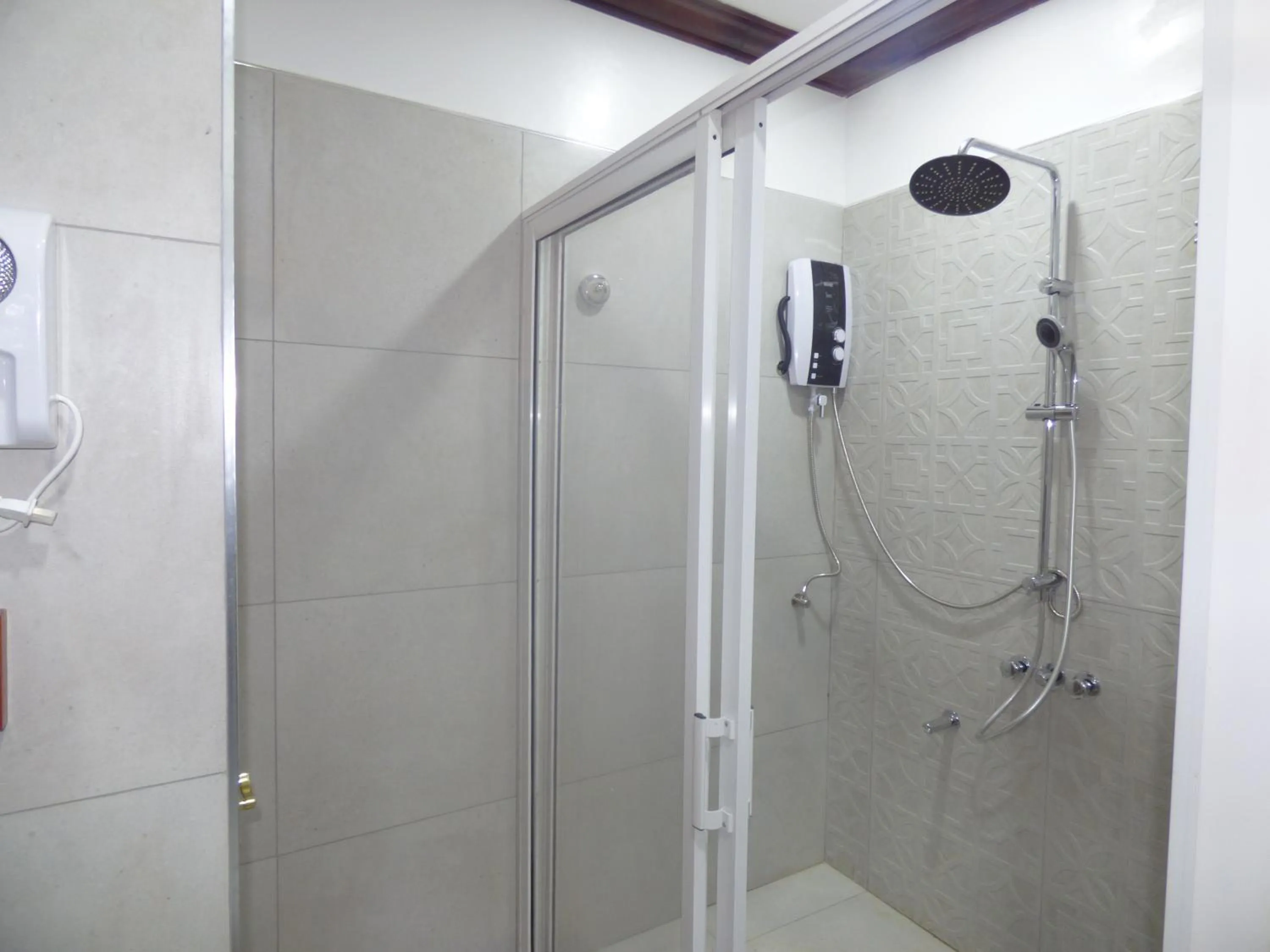 Shower in Le Pristine Wellness and Healing Hotel