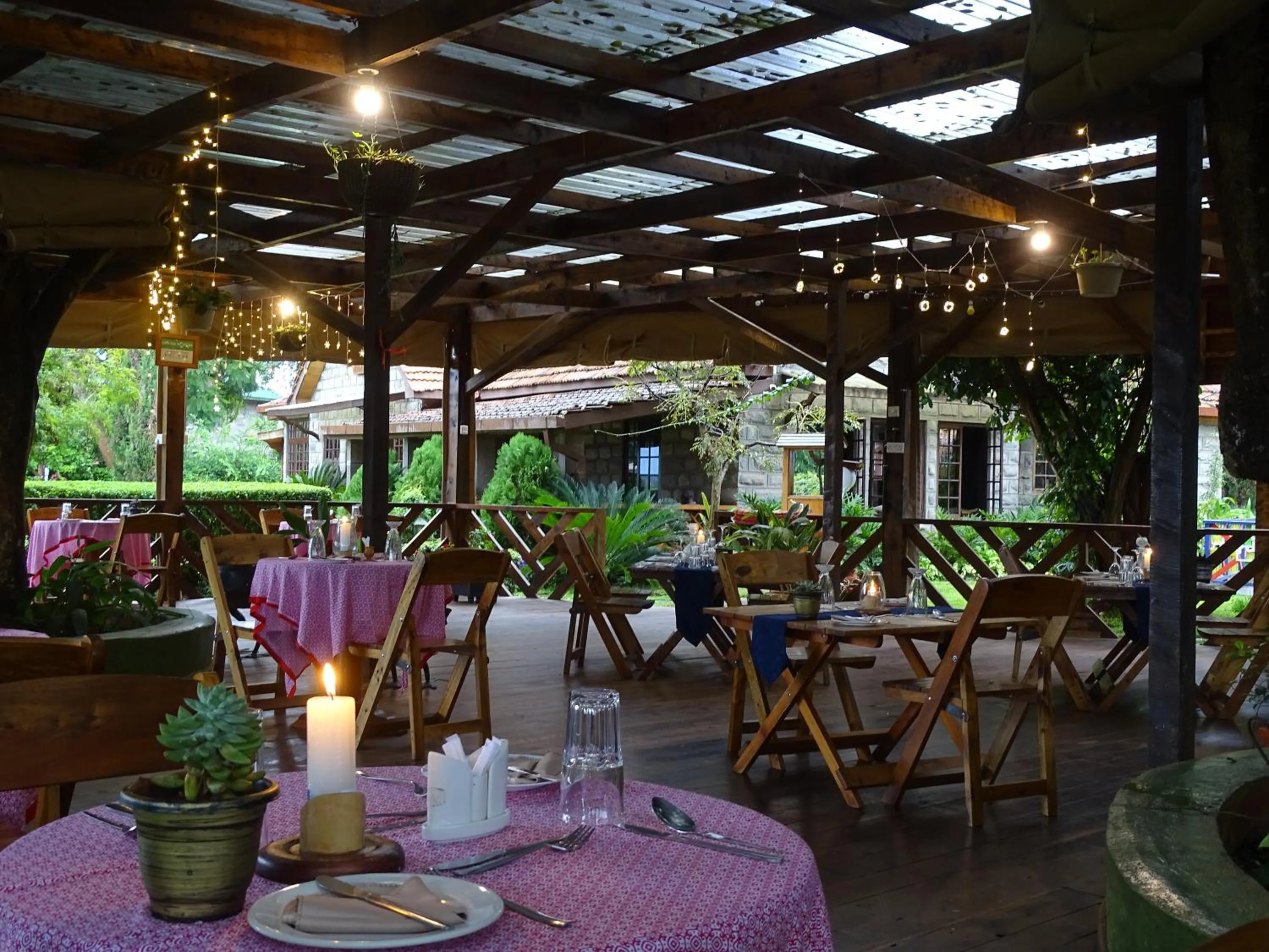 Restaurant/places to eat in Le Pristine Wellness and Healing Hotel