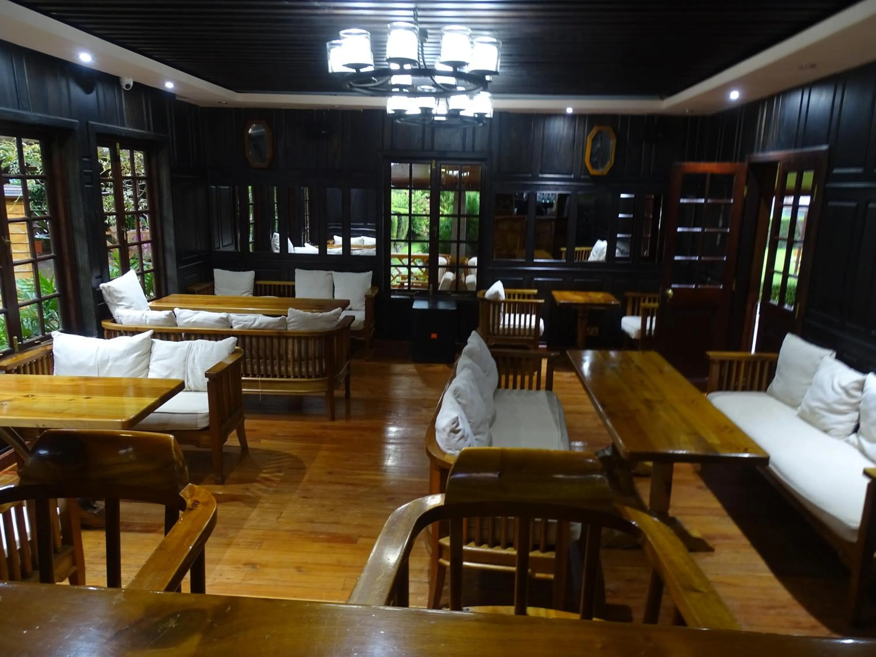 Restaurant/places to eat in Le Pristine Wellness and Healing Hotel