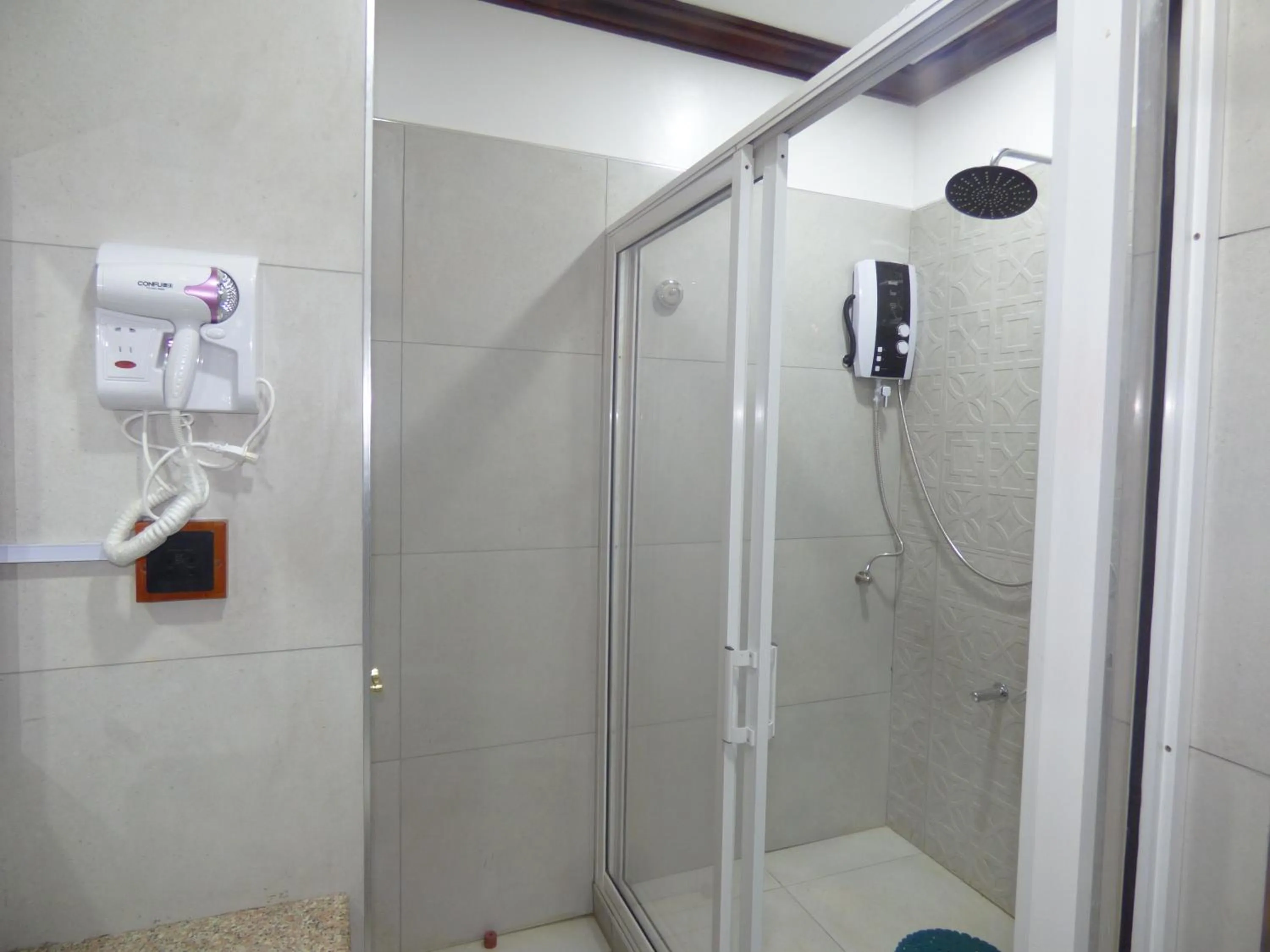 Shower in Le Pristine Wellness and Healing Hotel