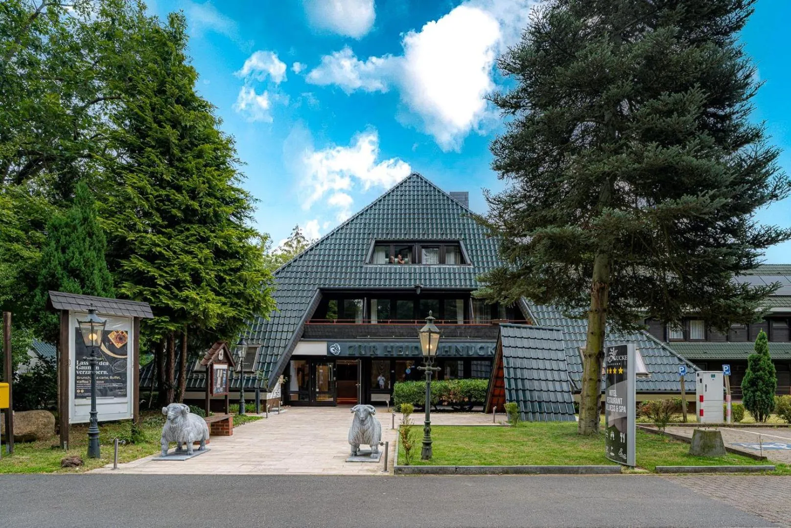 Property building in Hotel Zur Heidschnucke - Spa & Nature Resort