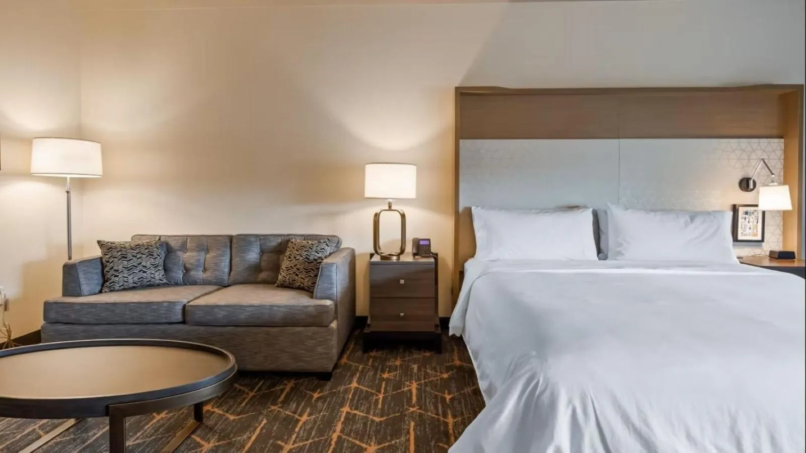 Bed in Holiday Inn - Clarksville Northeast by IHG