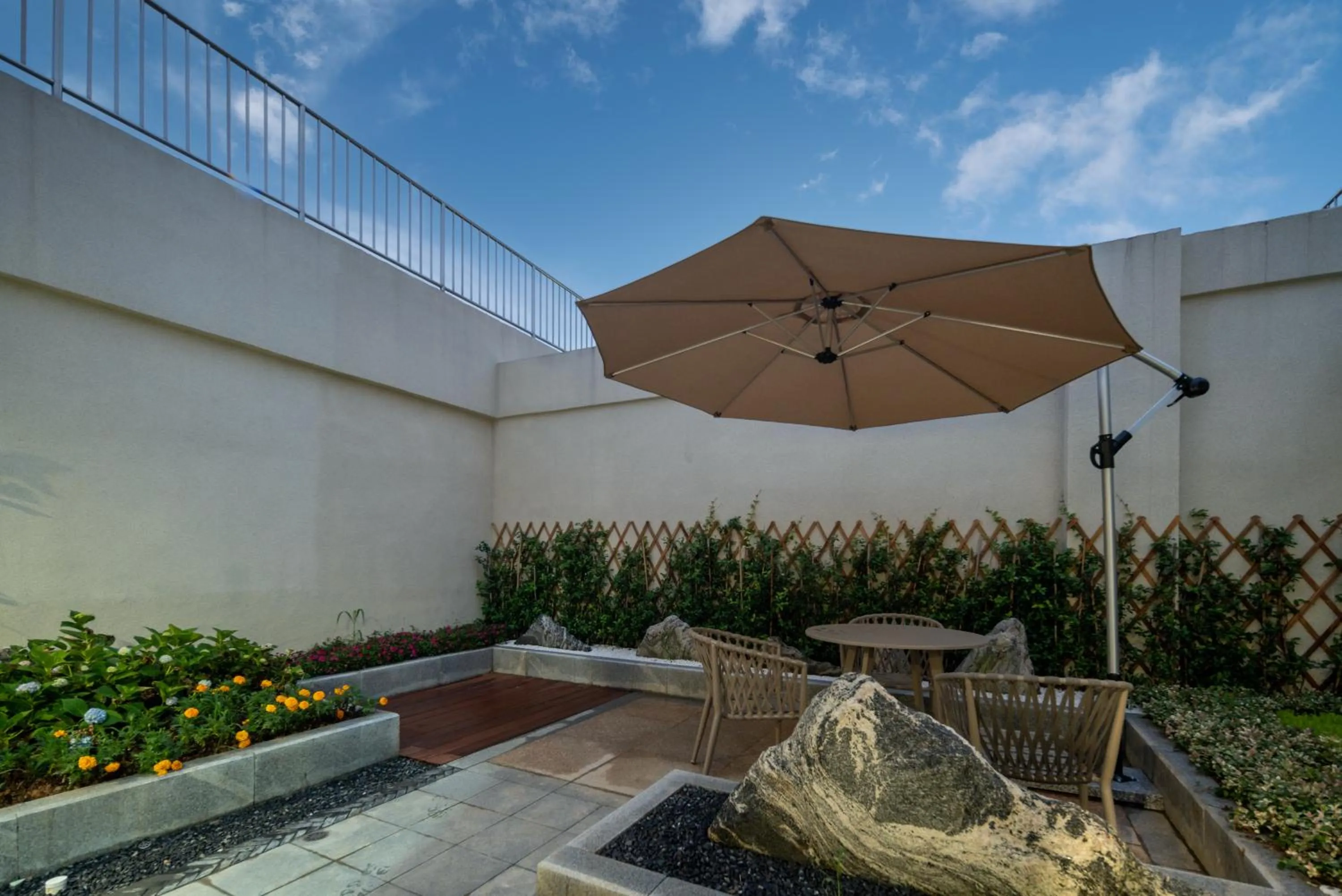 Garden in Holiday Inn Express Nanjing Happy Valley by IHG