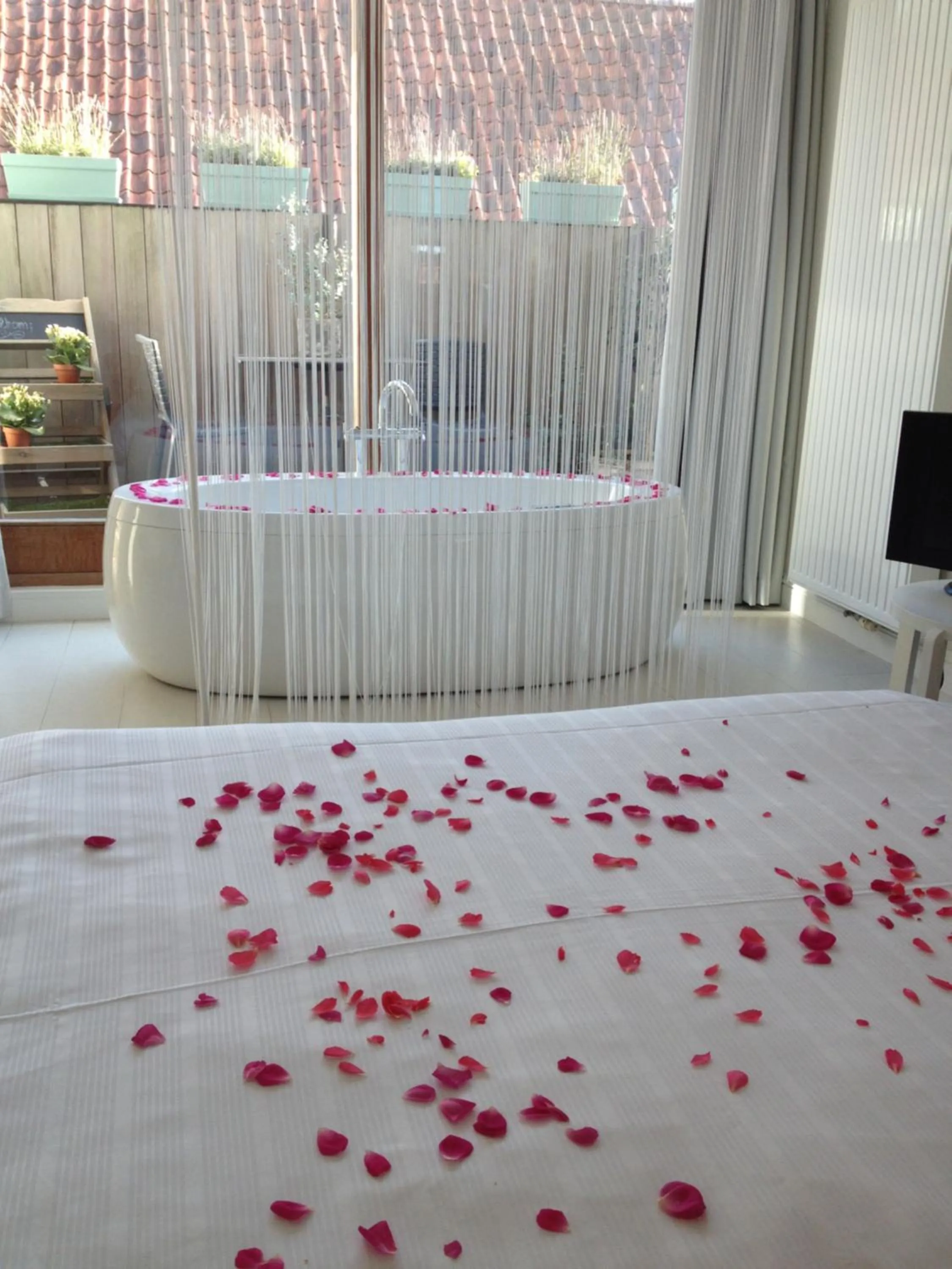 Bathroom, Bed in Hotel Restaurant Vous lé Vous