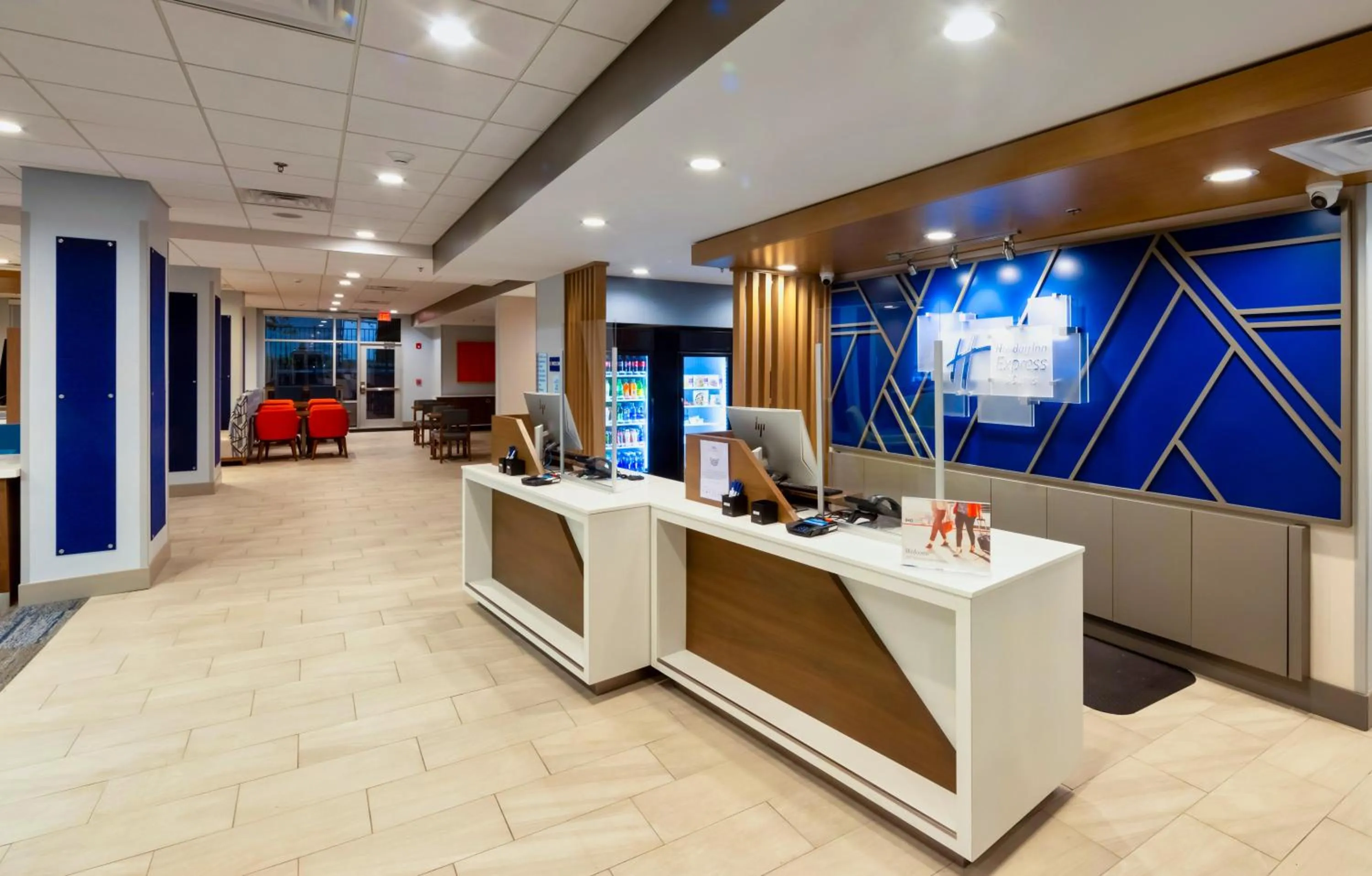Lobby or reception in Holiday Inn Express & Suites - Harrisonburg University Area by IHG