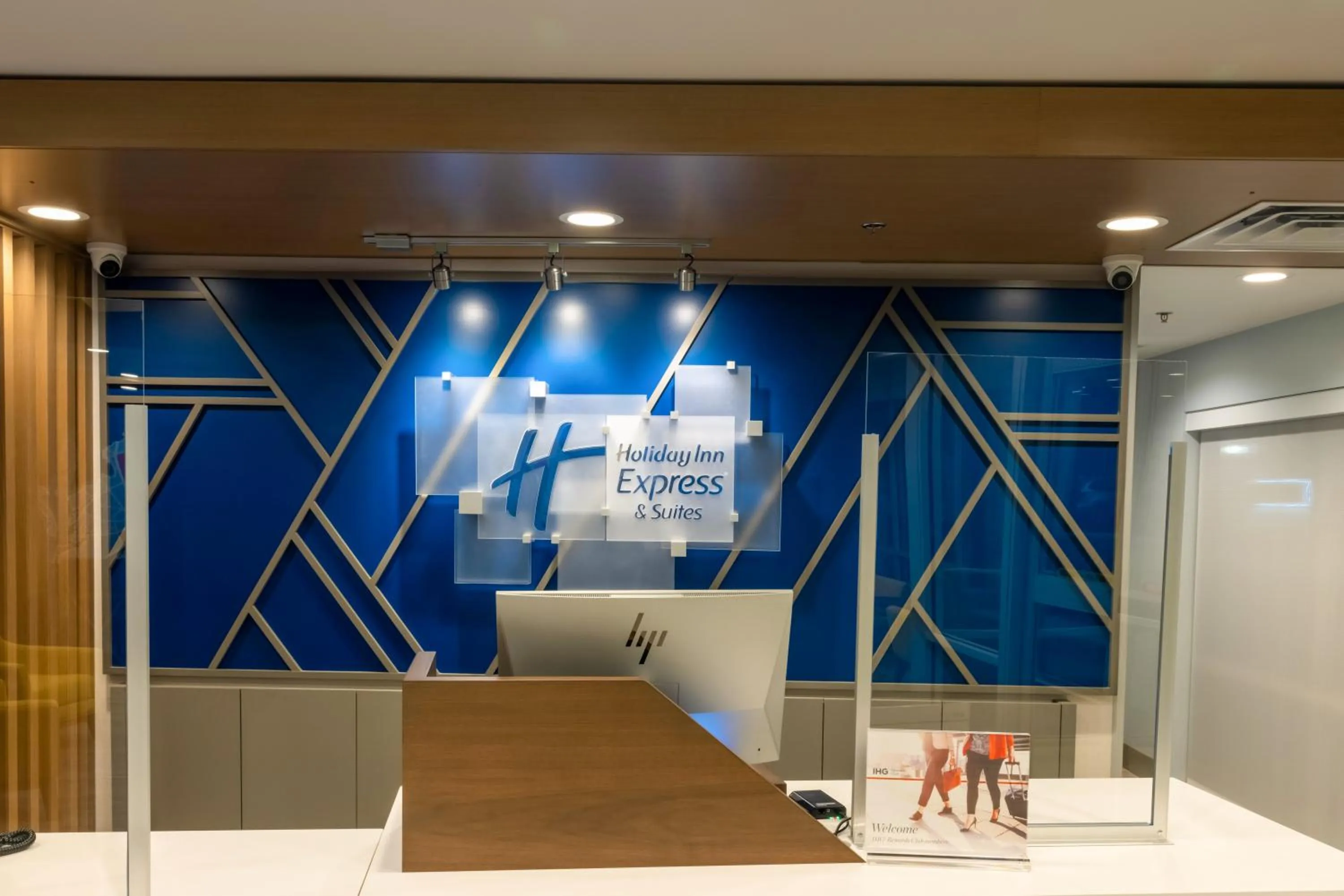 Lobby or reception in Holiday Inn Express & Suites - Harrisonburg University Area by IHG