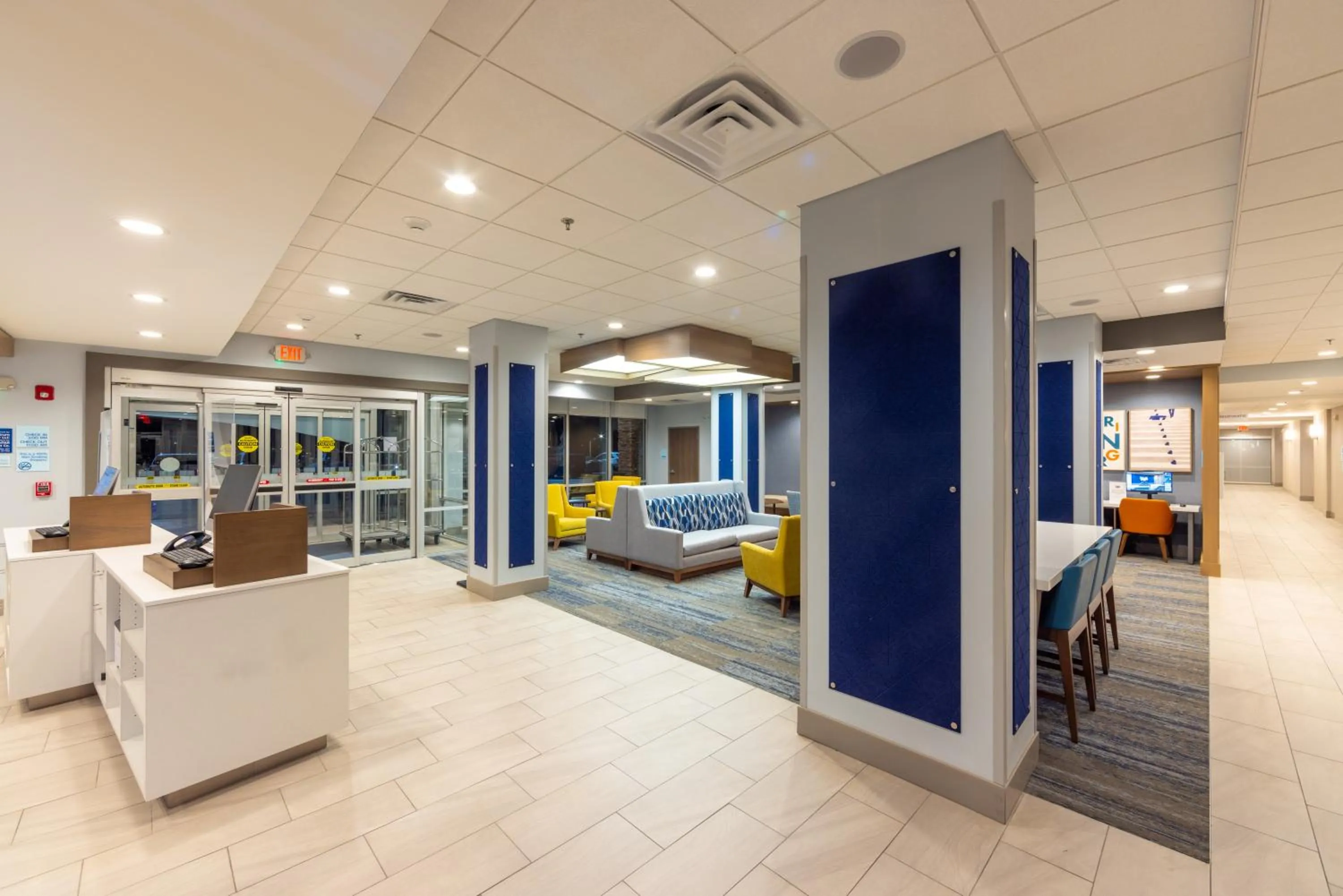Lobby or reception in Holiday Inn Express & Suites - Harrisonburg University Area by IHG