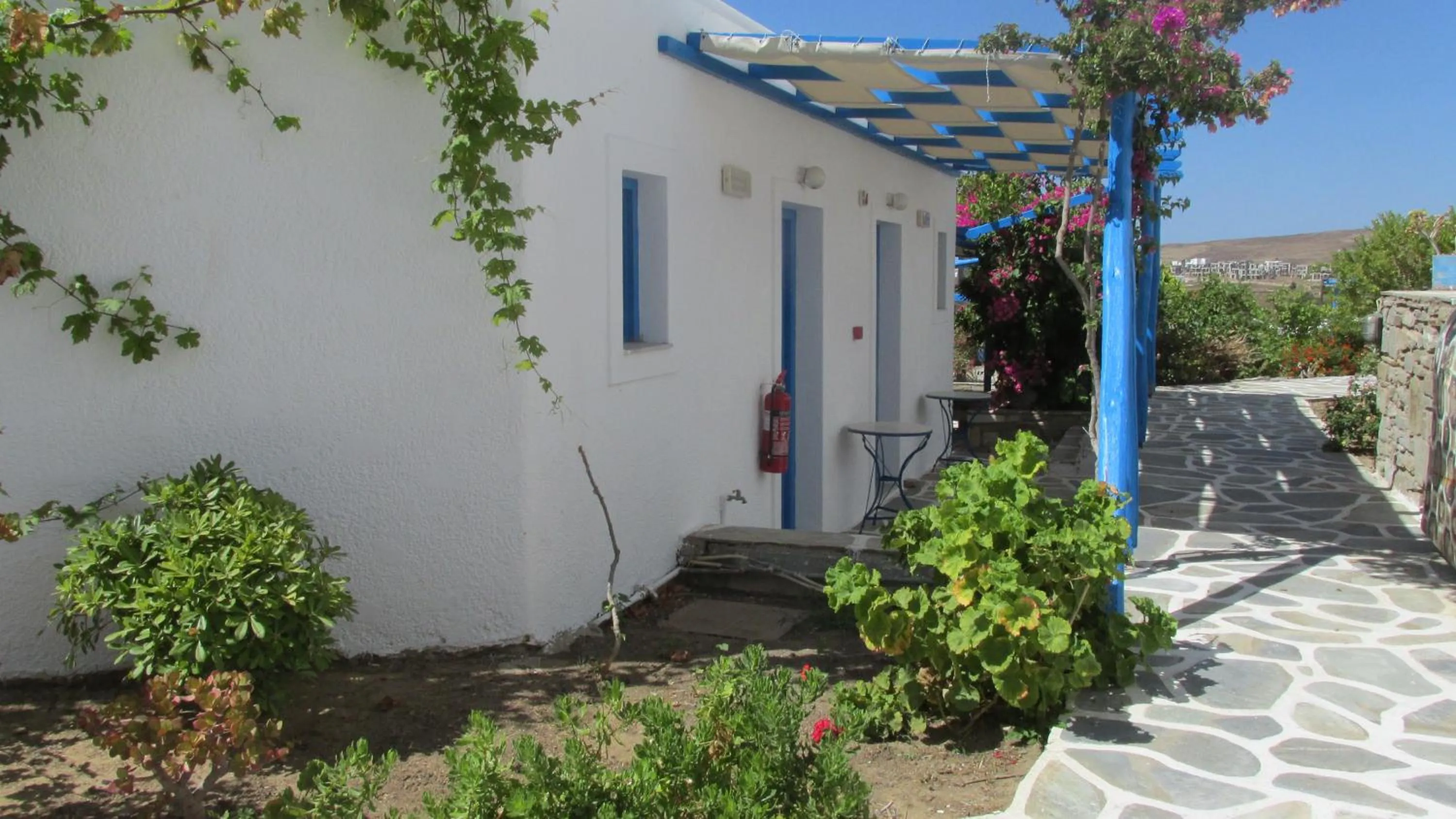 Facade/entrance in Arkas Inn