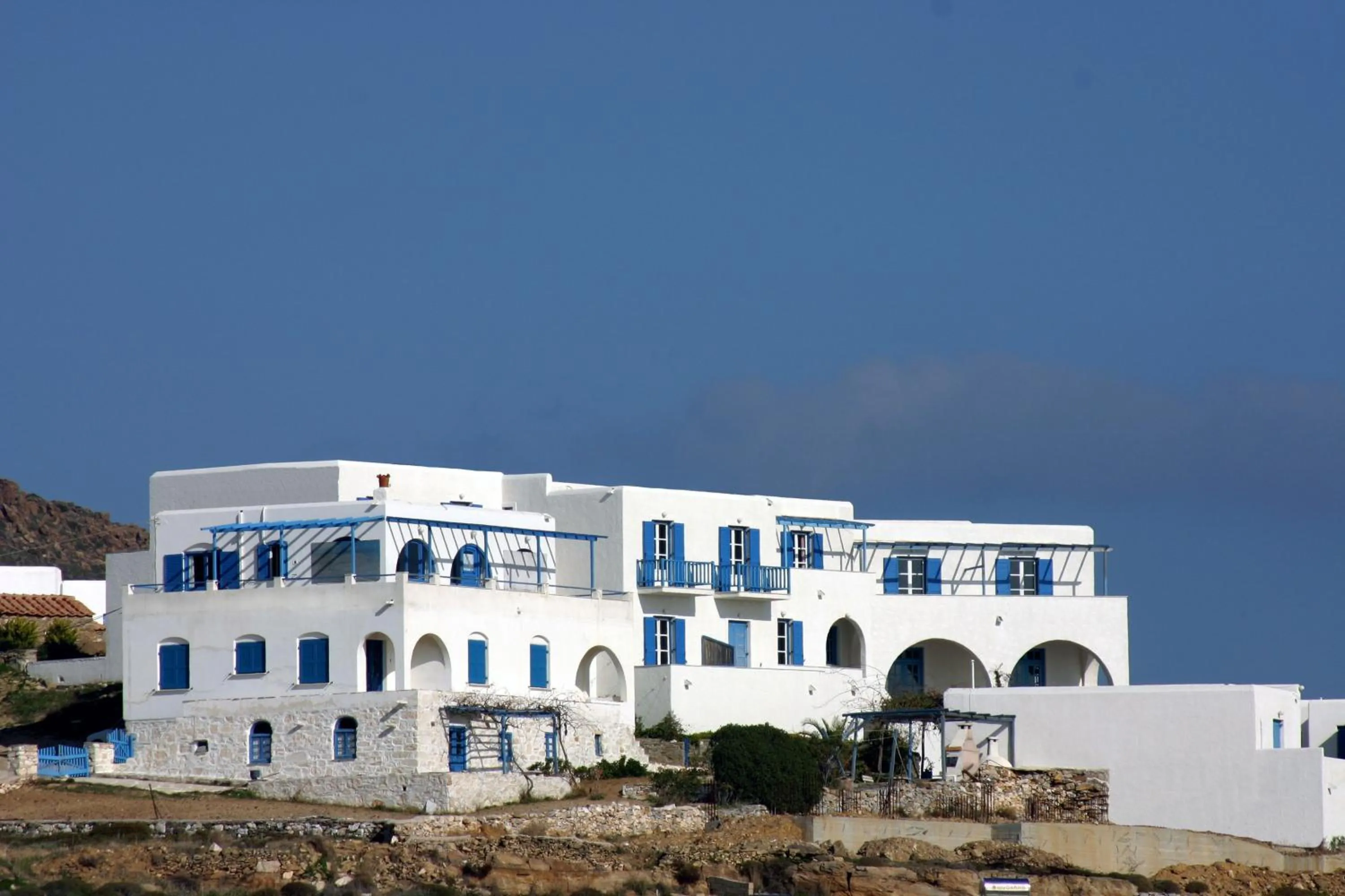 Facade/entrance in Arkas Inn