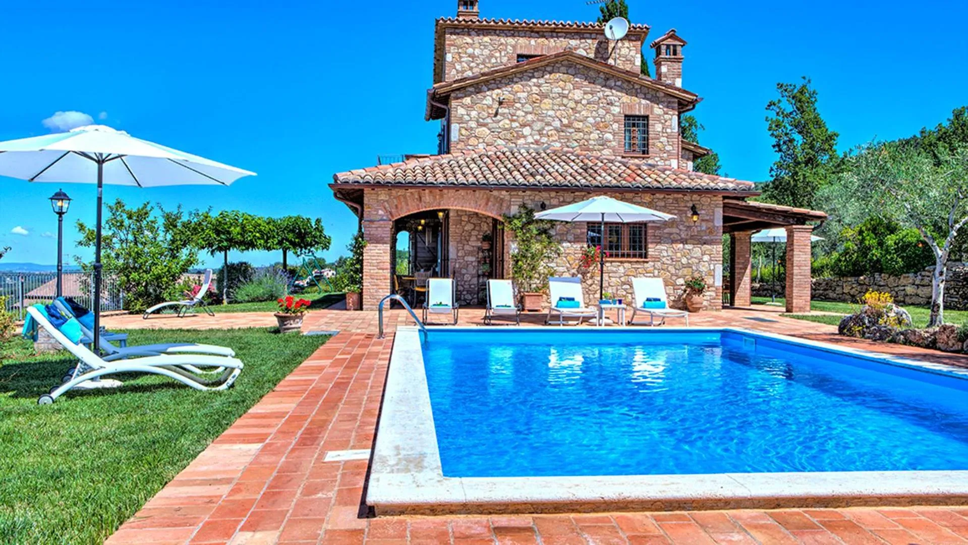 Swimming pool in Villa Bella 8, Emma Villas