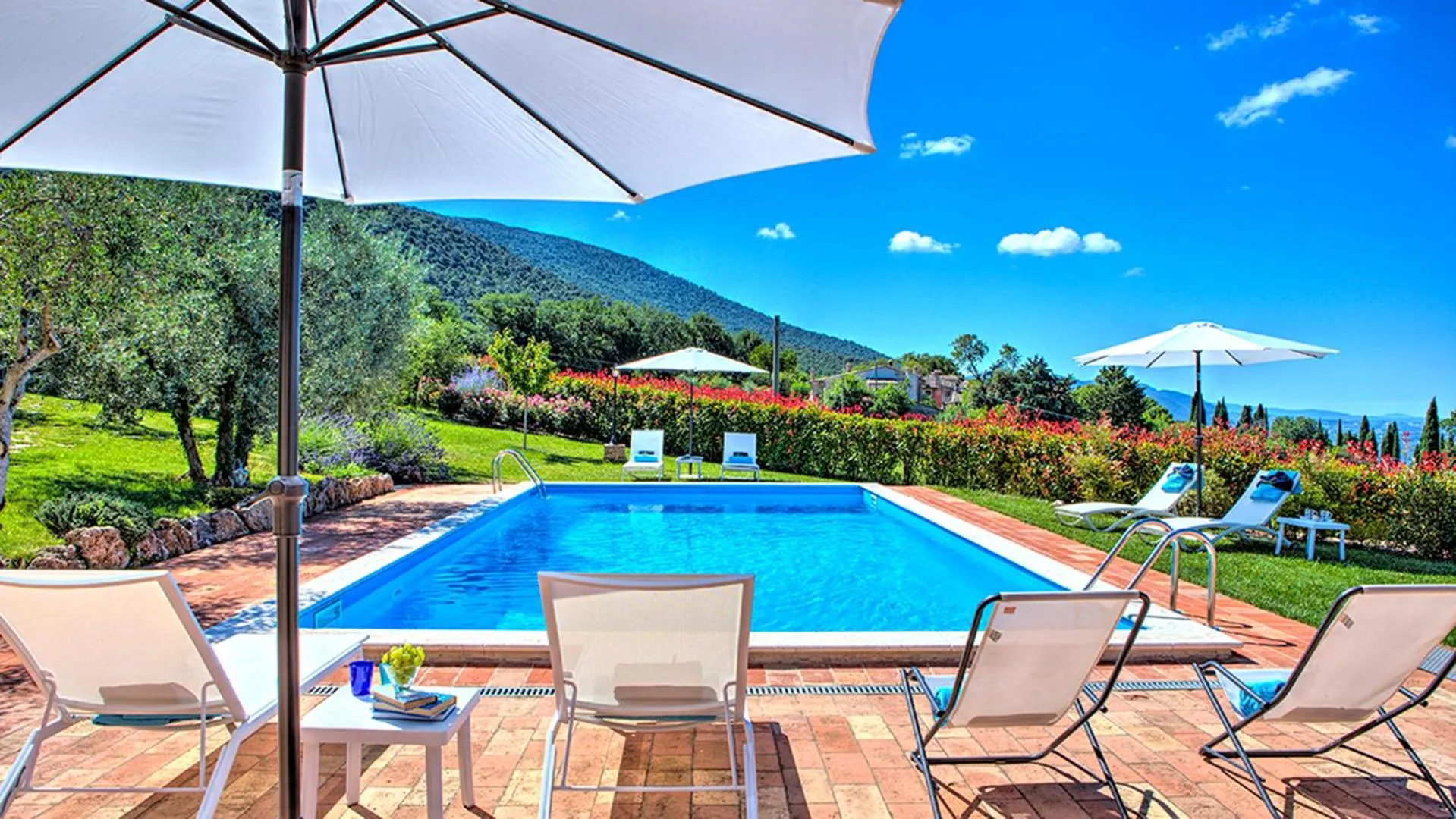 Swimming pool in Villa Bella 8, Emma Villas