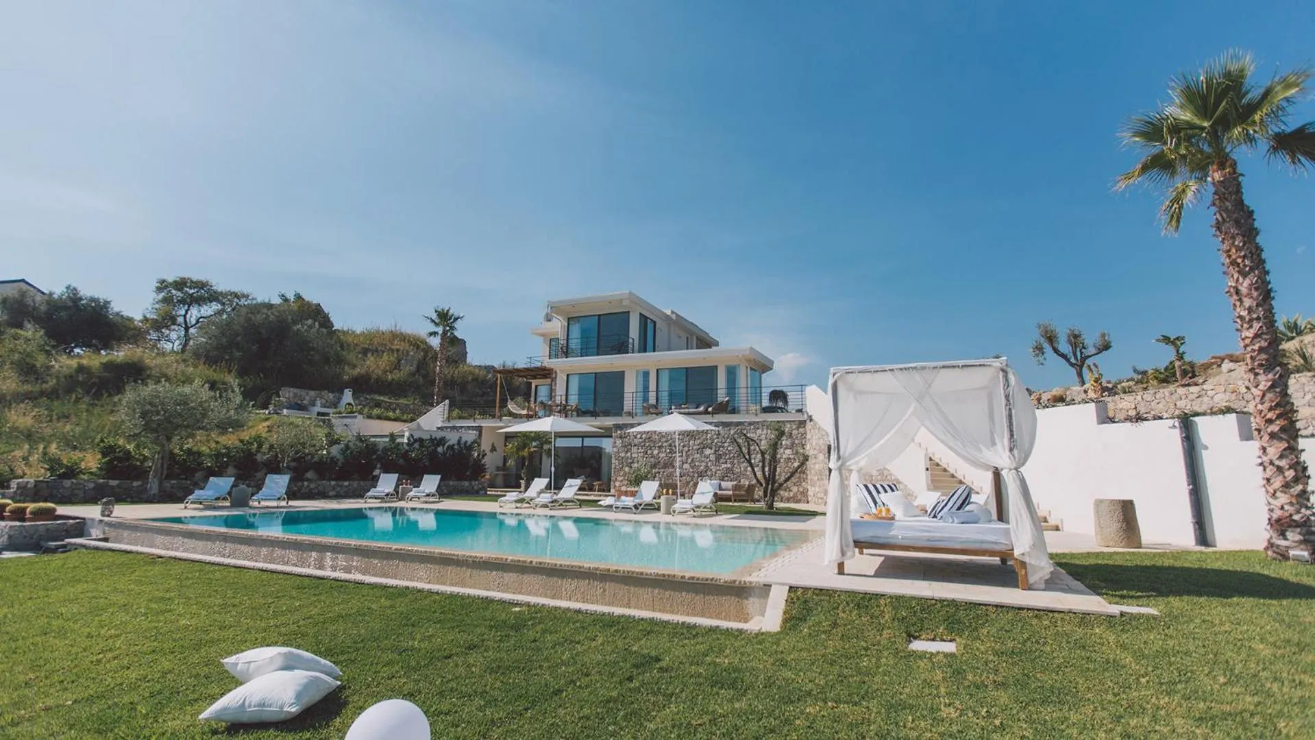 Swimming pool in Villa Triscele 10, Emma Villas