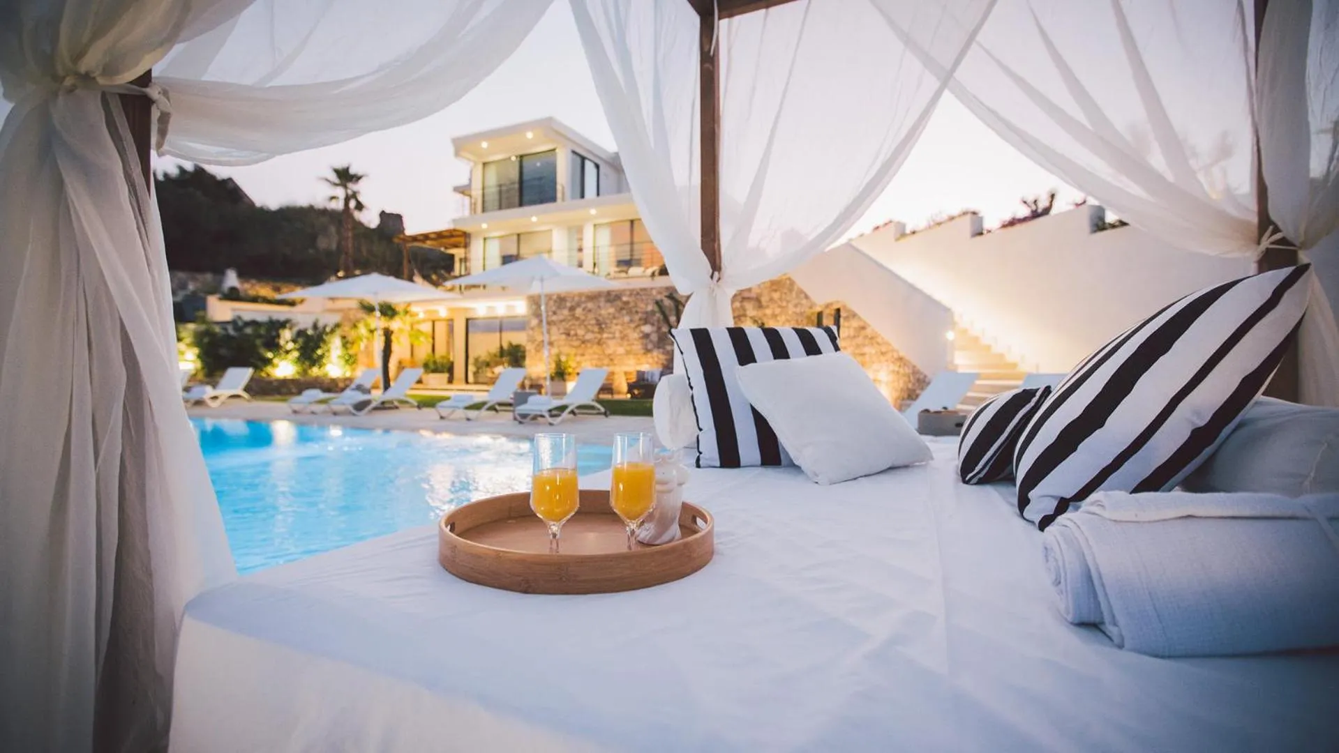 Swimming pool in Villa Triscele 10, Emma Villas