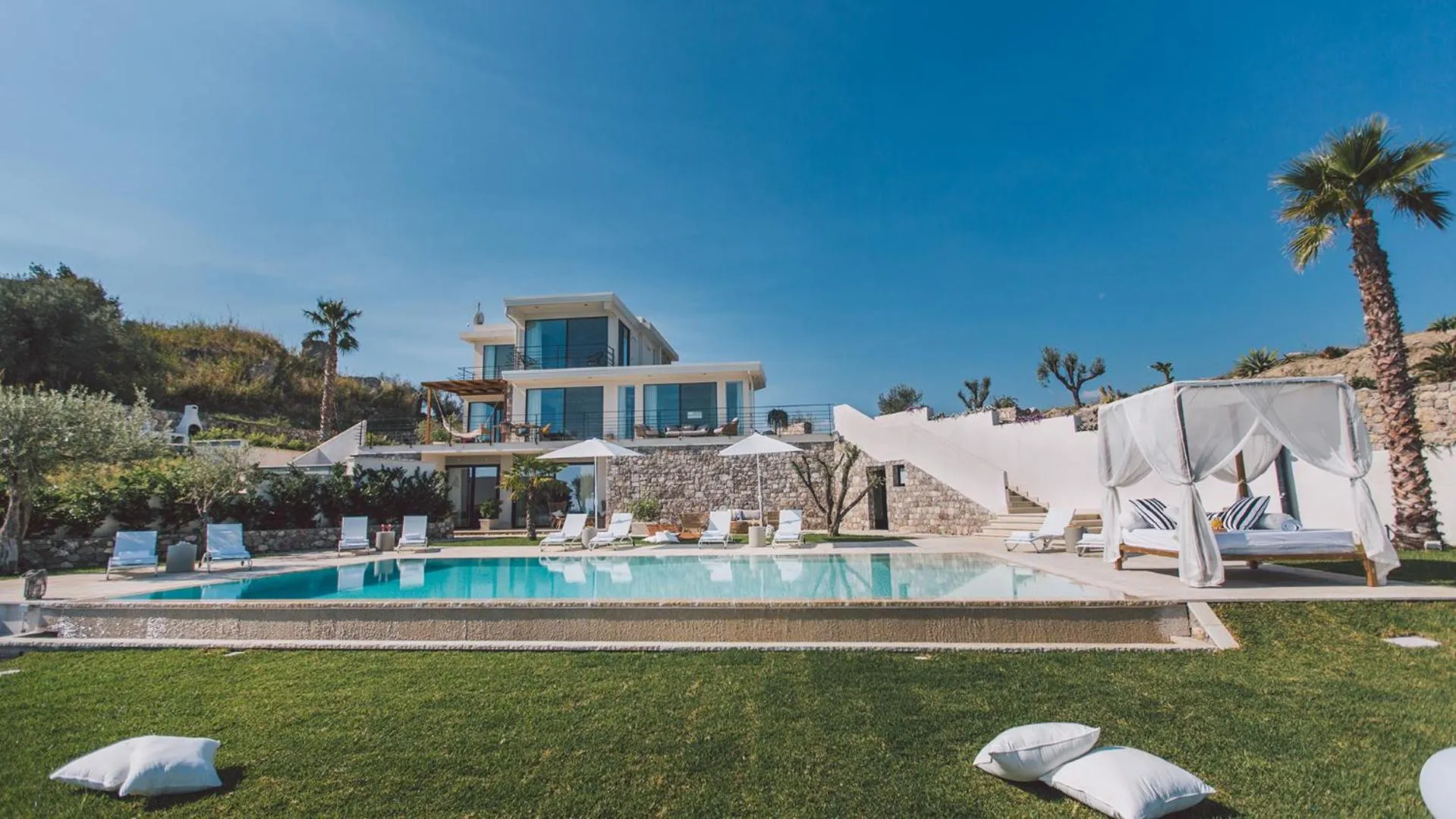 Swimming pool in Villa Triscele 10, Emma Villas