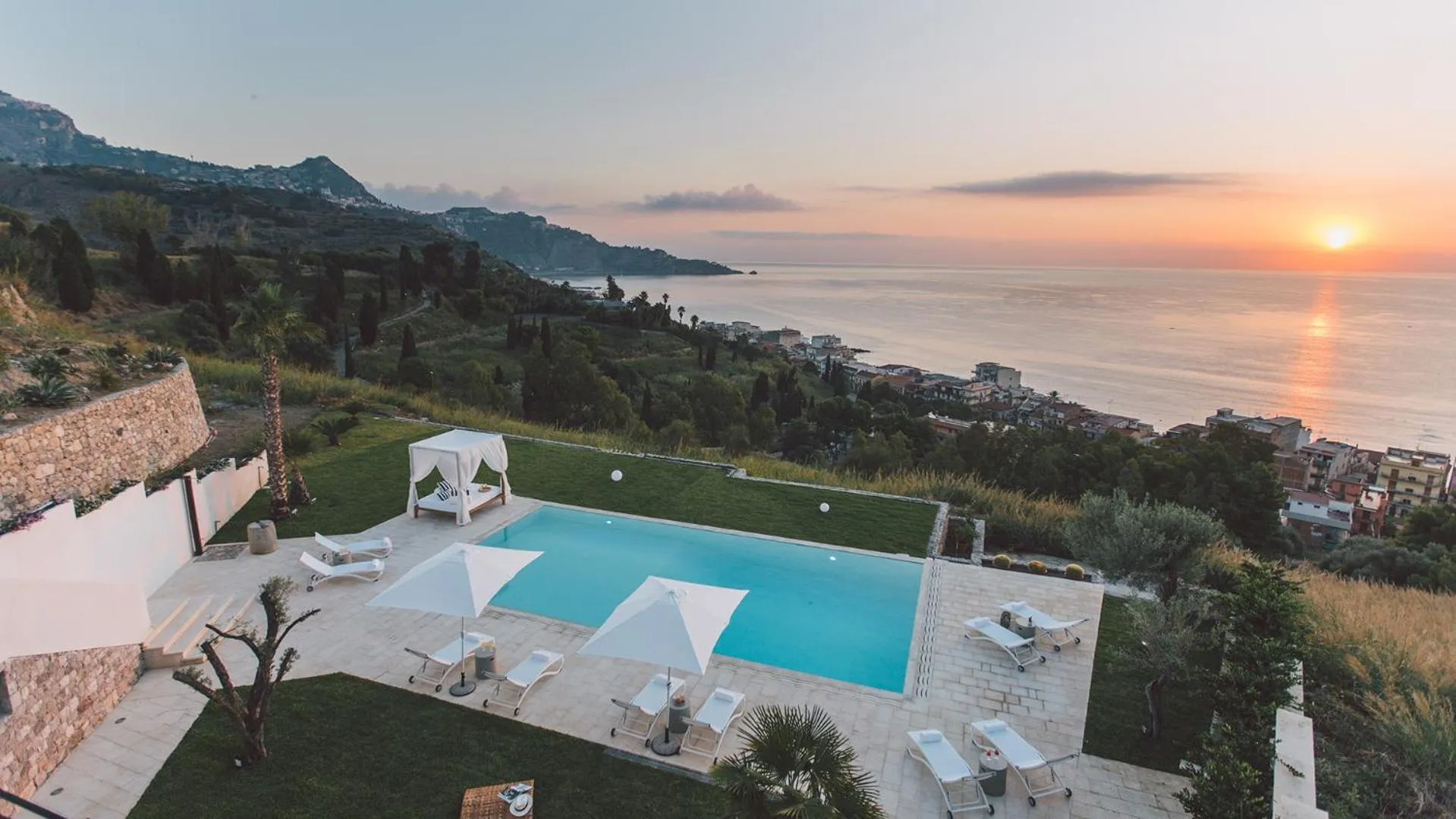 Swimming pool in Villa Triscele 10, Emma Villas