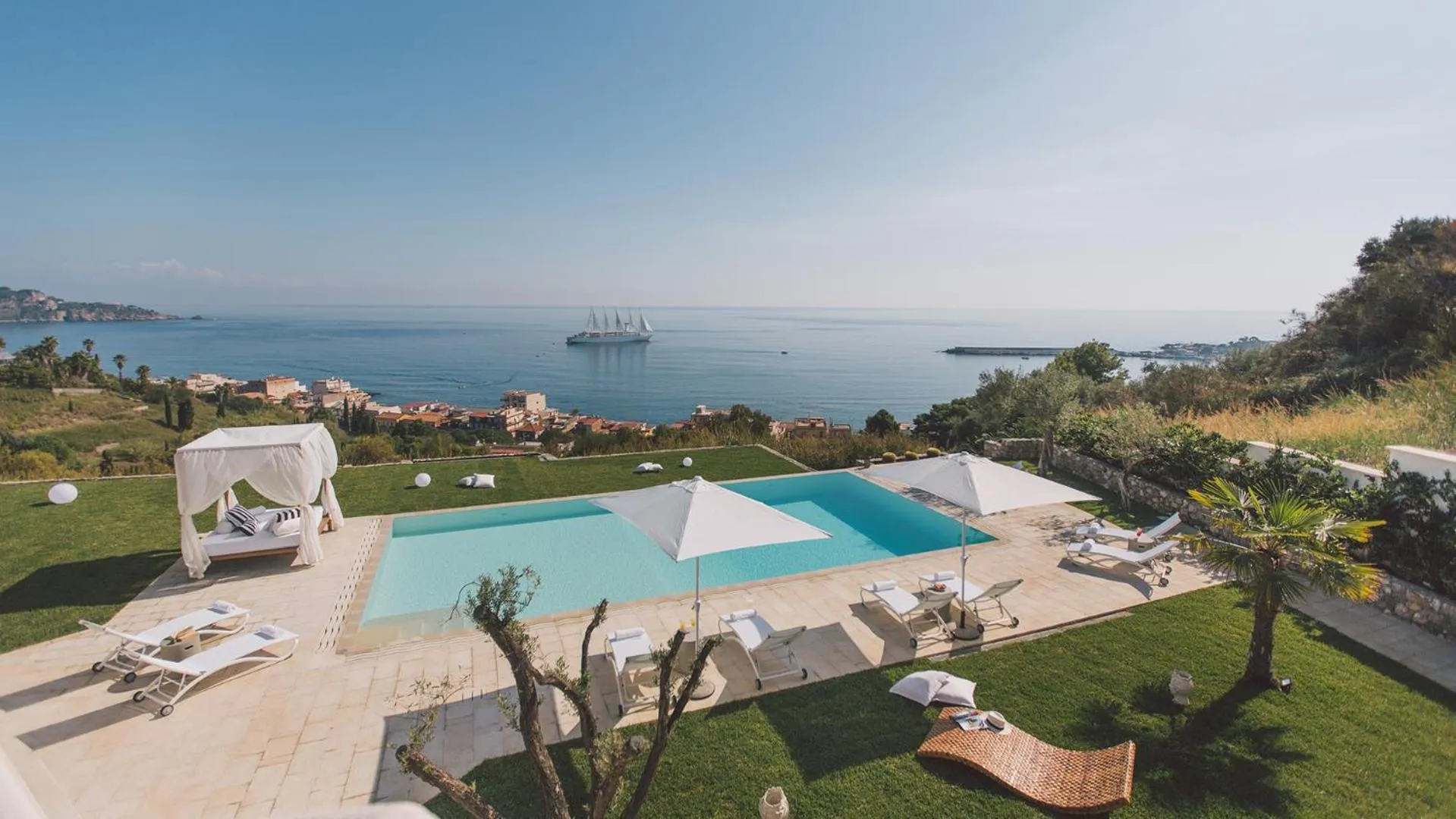 Swimming pool in Villa Triscele 10, Emma Villas