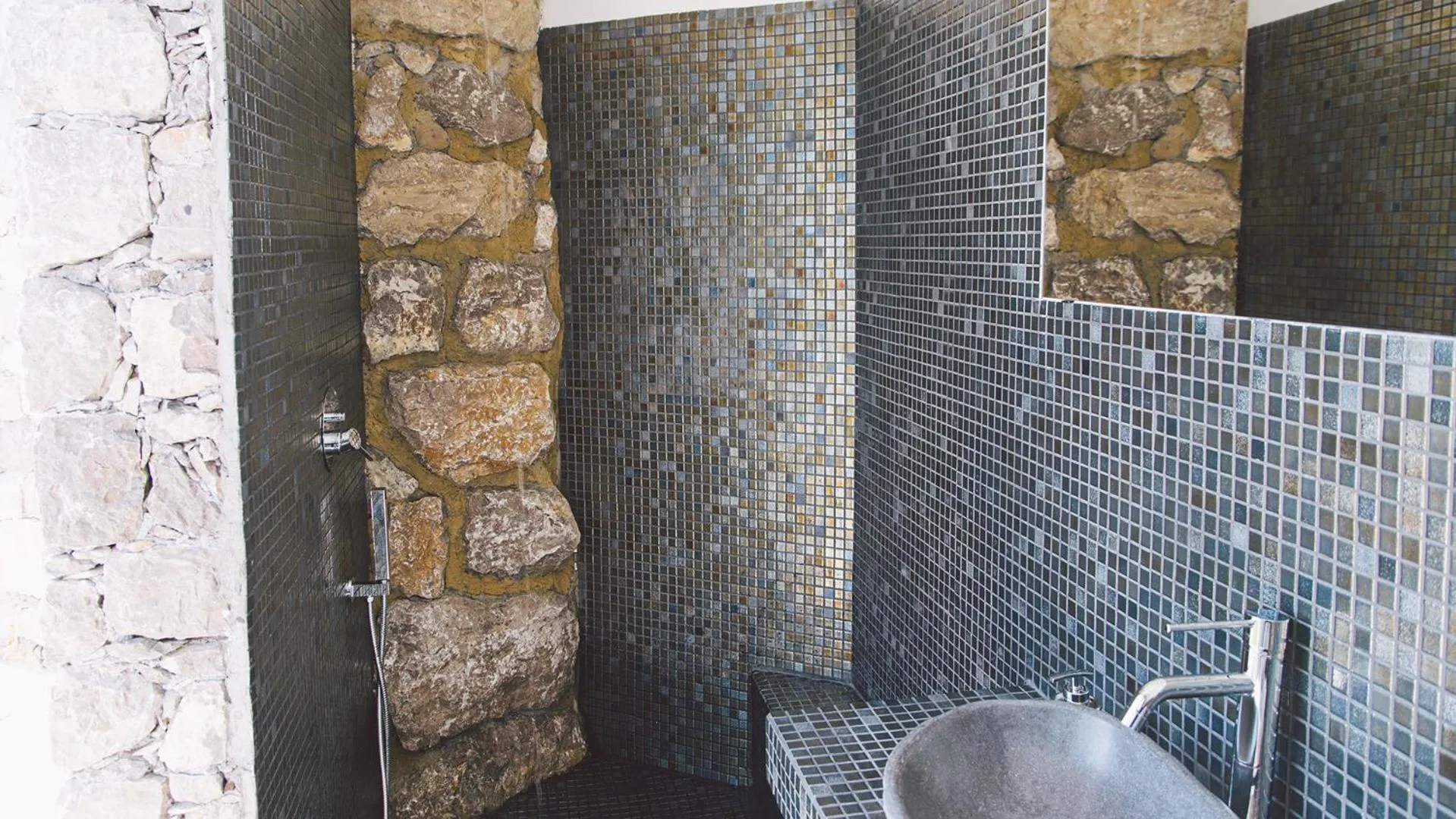 Bathroom in Villa Triscele 10, Emma Villas