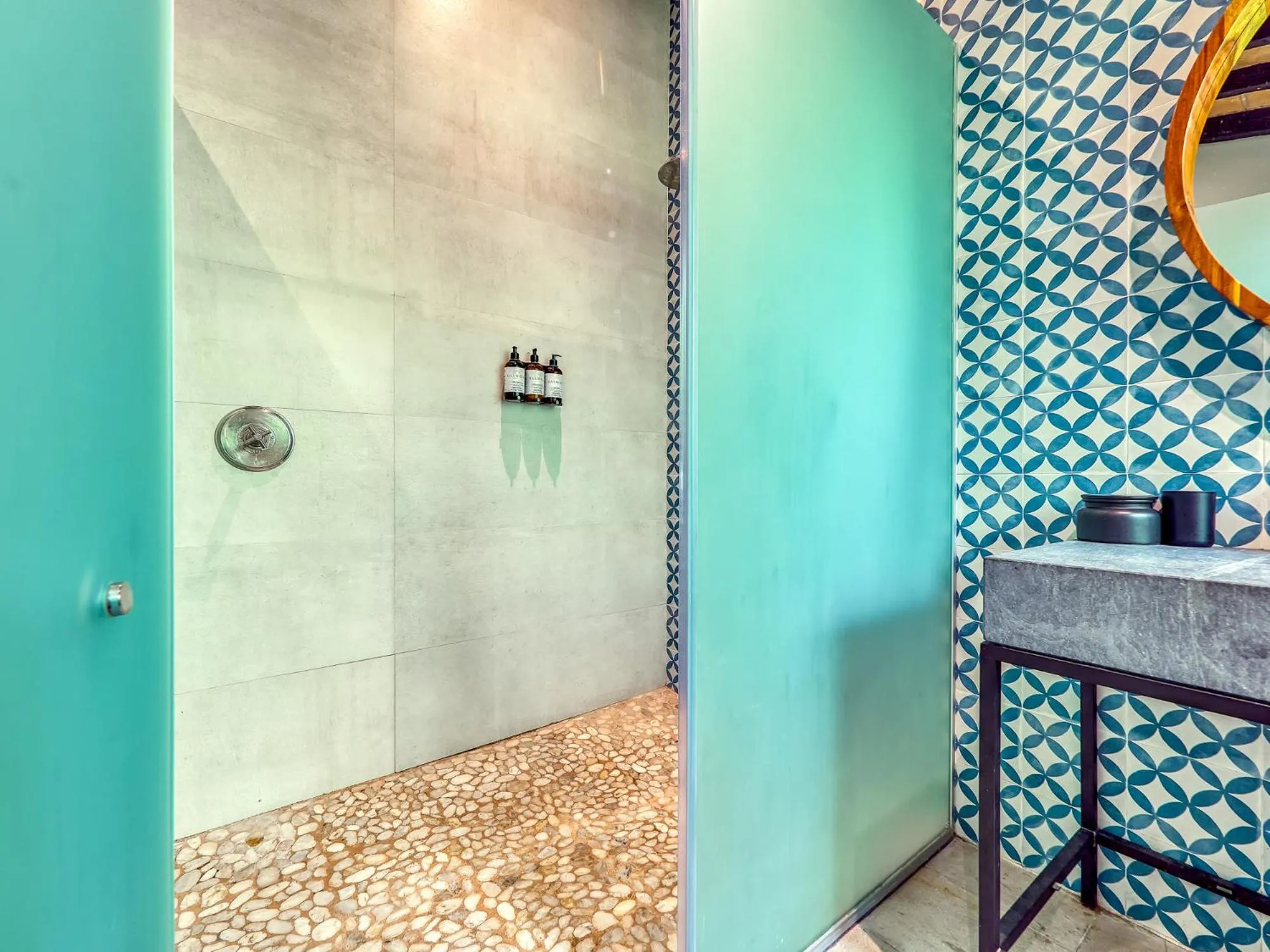 Shower in Maxwell Residences at Indah