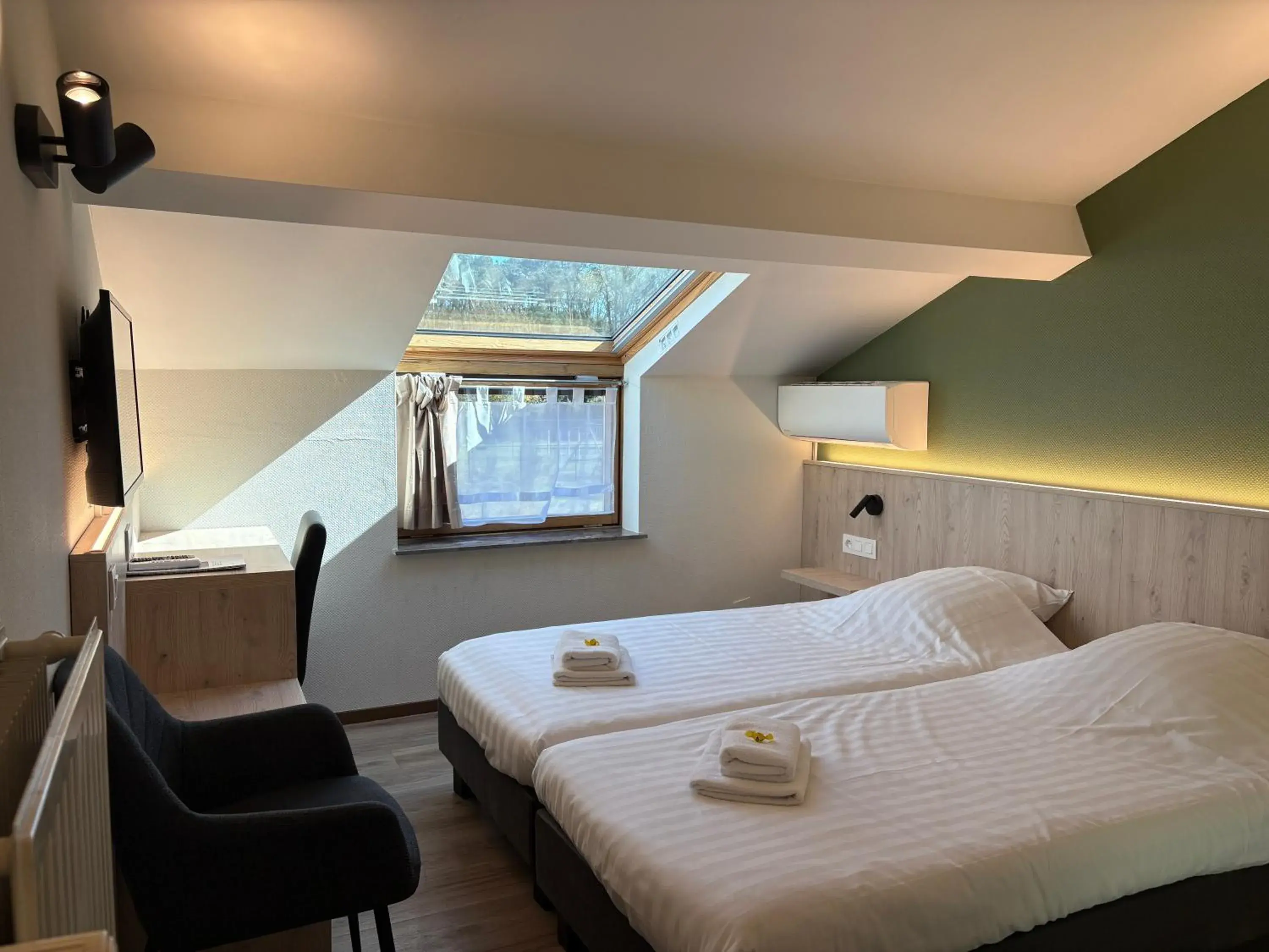 Budget Twin Room in Hotel Monika Budget Twin Room in Hotel Monika