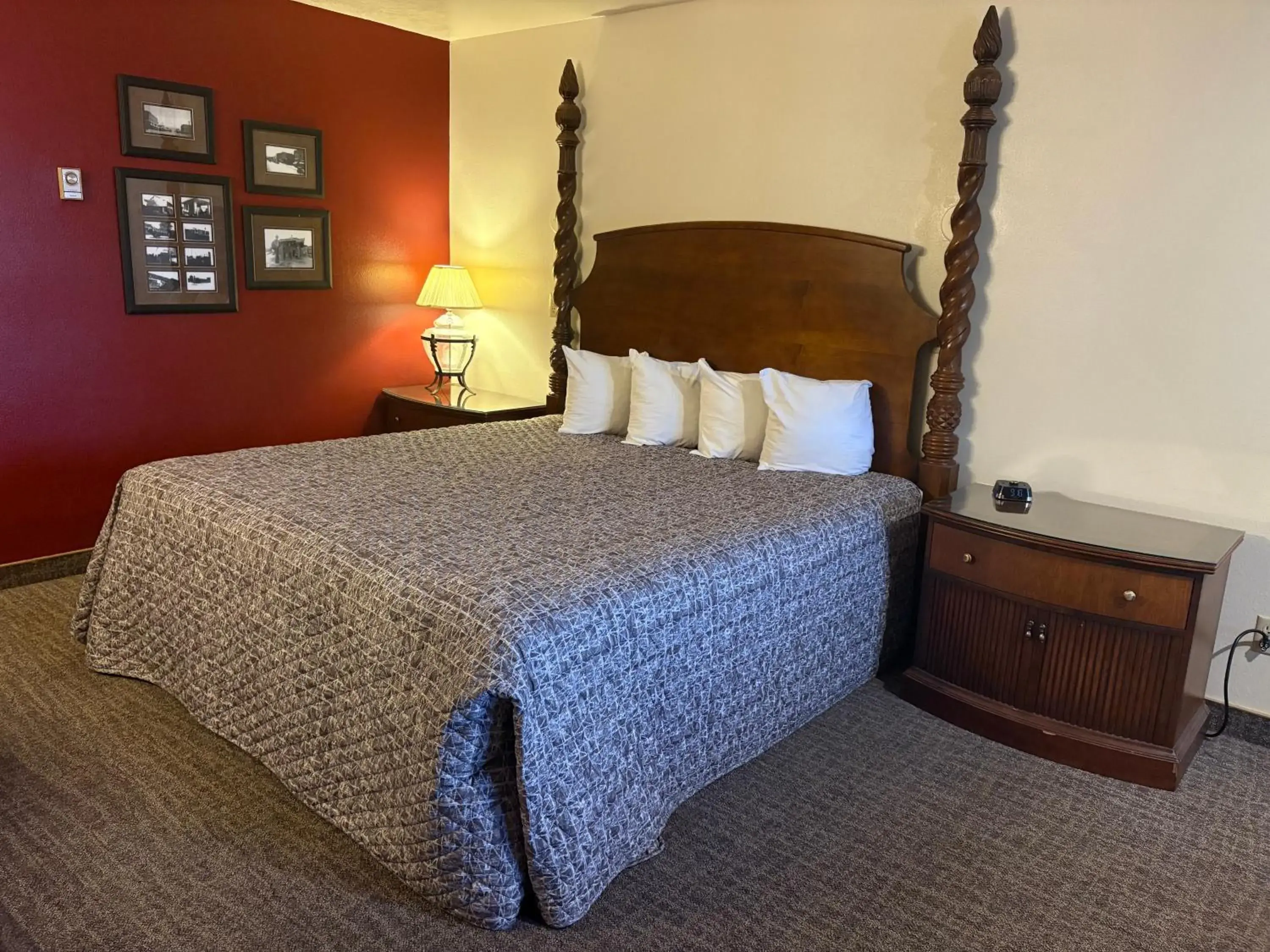 Bed in Clover Creek Inn Bed in Clover Creek Inn