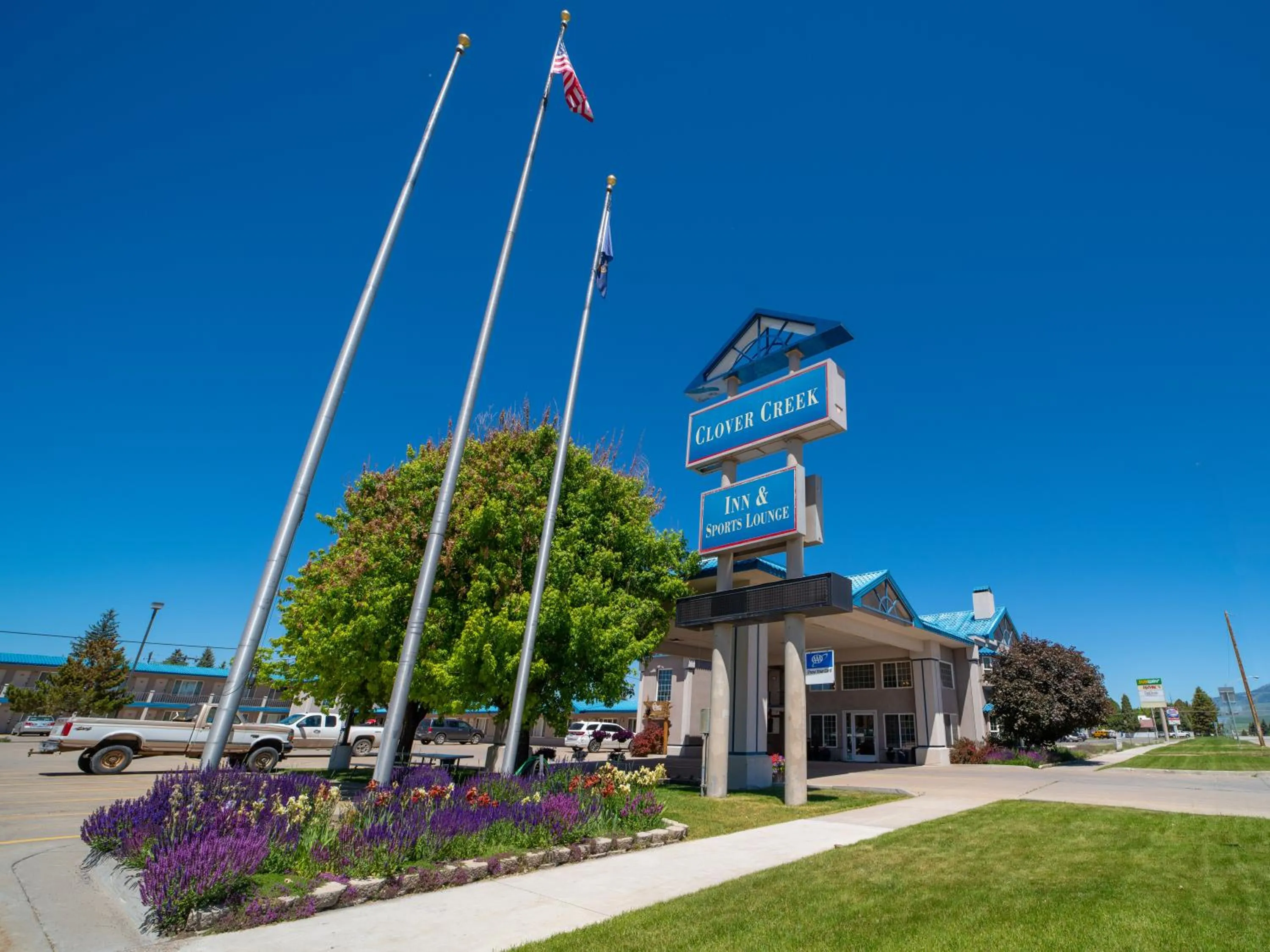 Property building in Clover Creek Inn