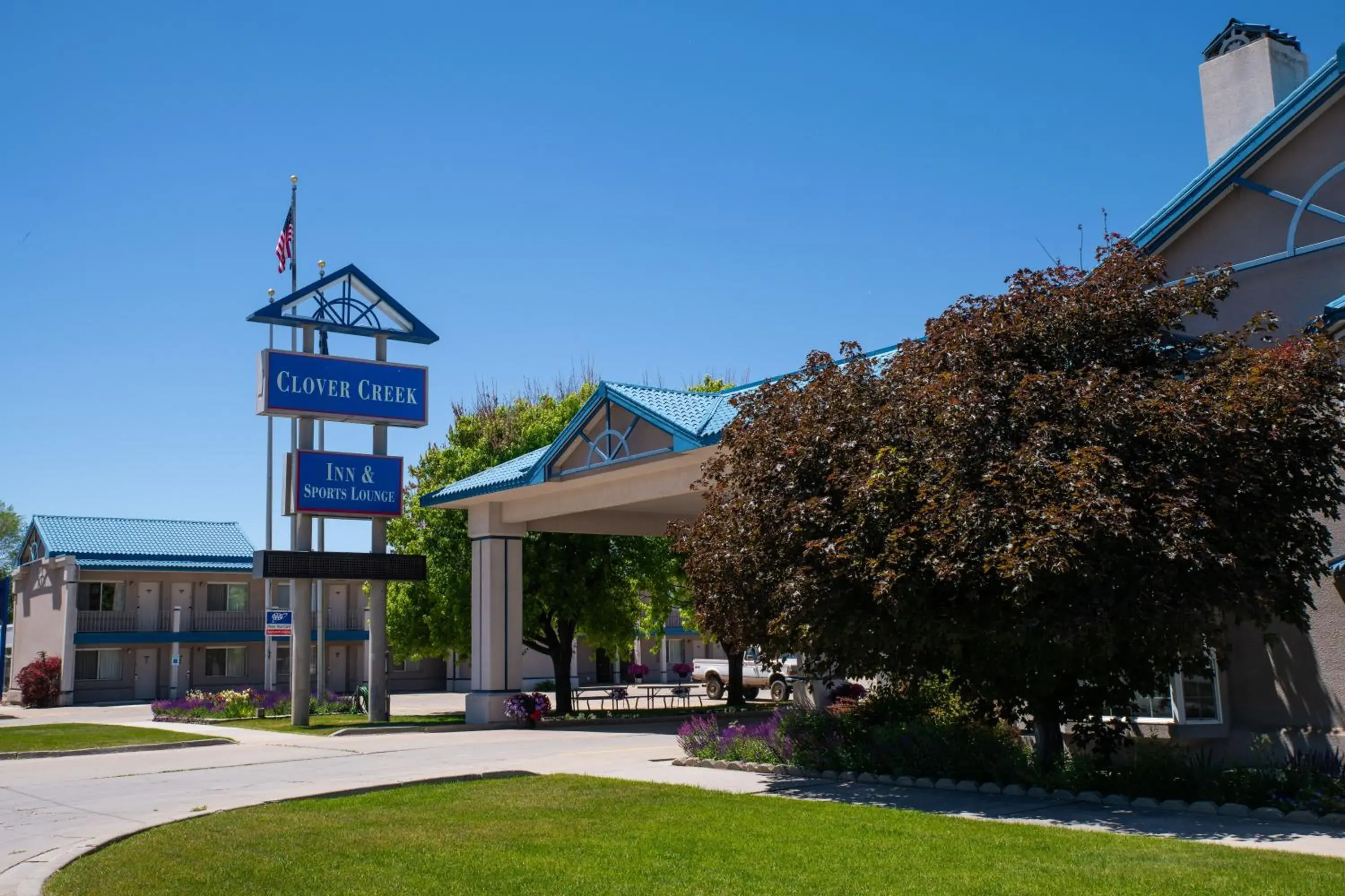 Property building in Clover Creek Inn Property building in Clover Creek Inn