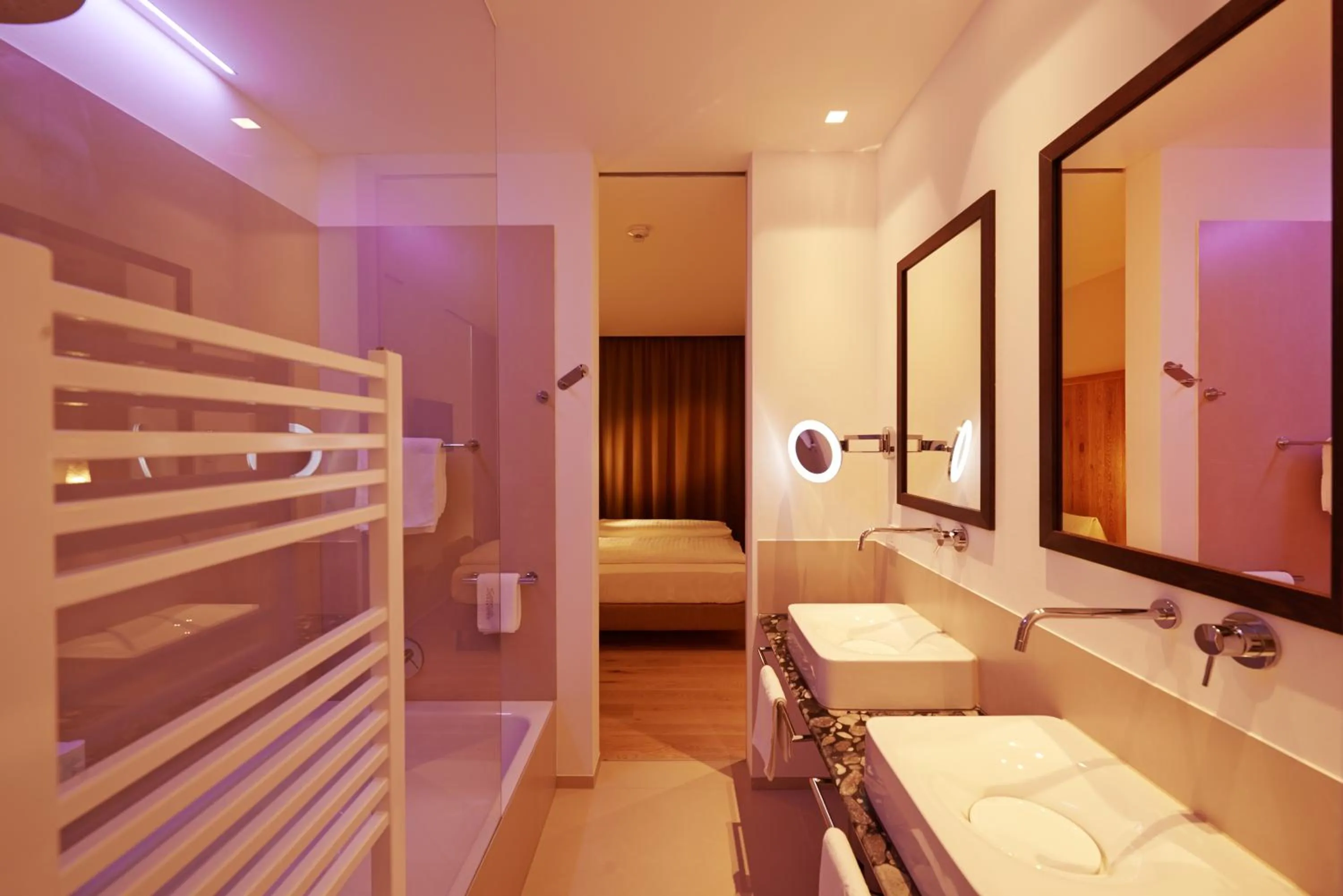 Bathroom, Bed in Amerika-Holzer Hotel & Resort